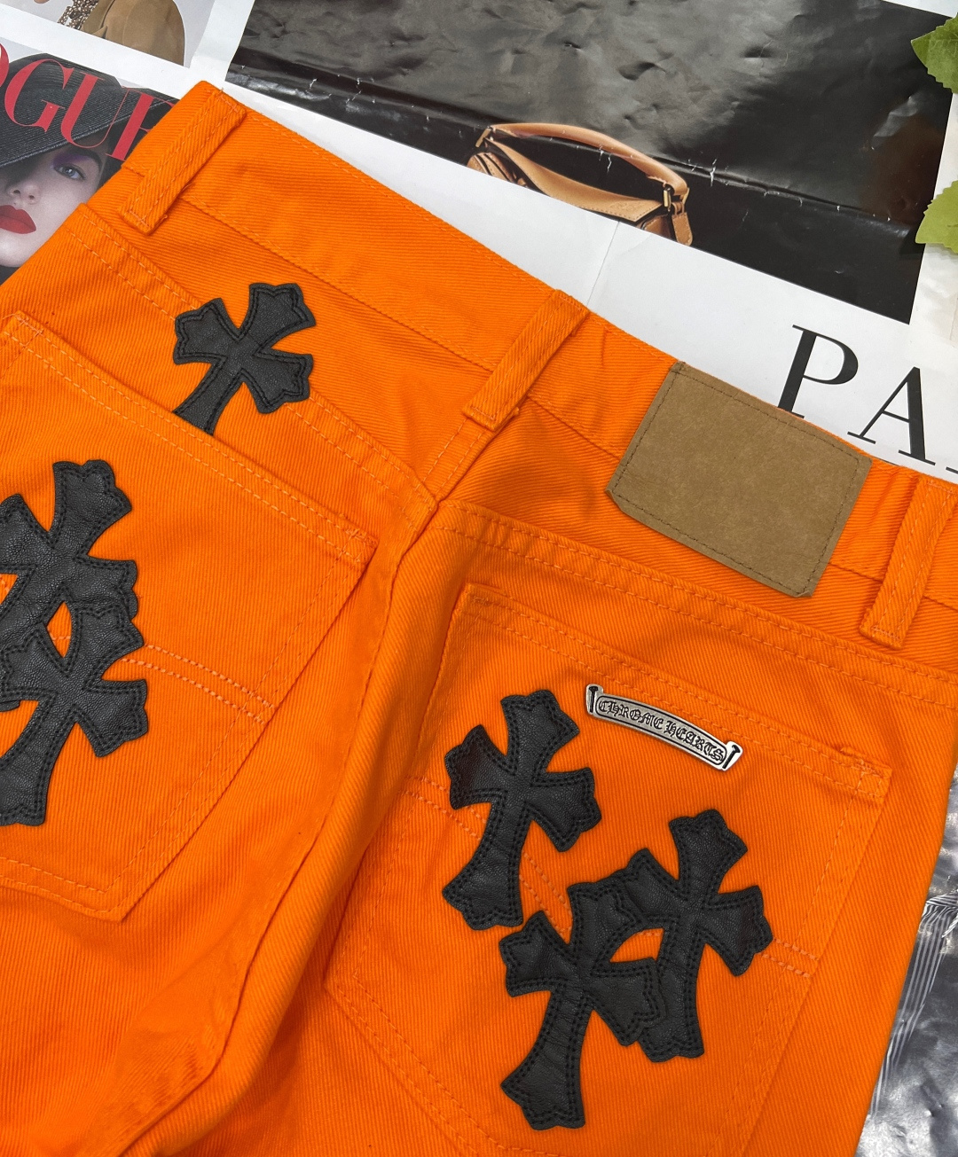 🆕Chrome Hearts CH克罗心毛边牛仔裤，是街头潮流与朋克精神的完美融合。这条橙红色牛仔裤，夺