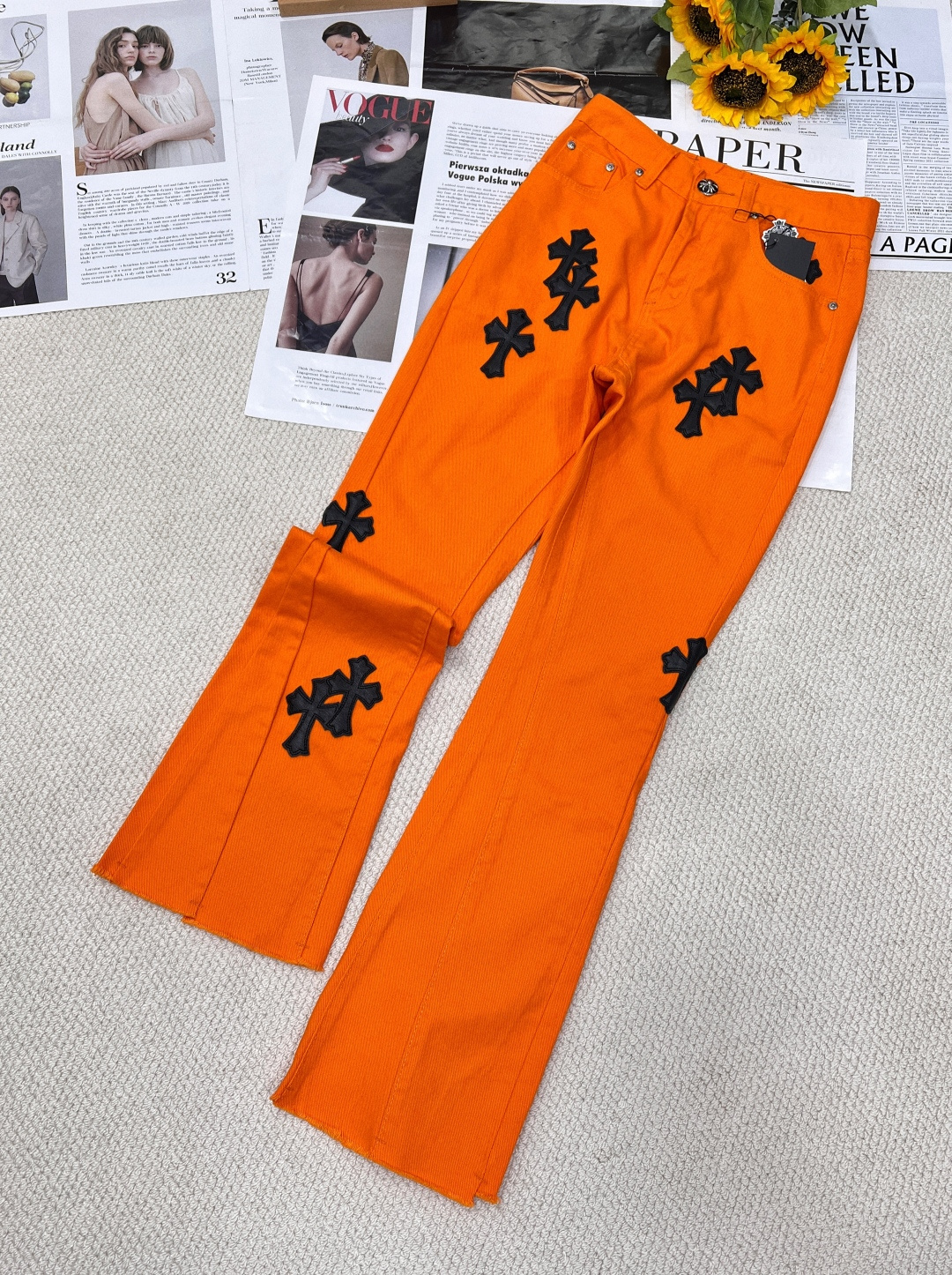 NO:624214,Chrome Hearts  CH Crow Heart raw edge jeans are the perfect fusion of street fashion and punk spirit. The eye-catching color of these orange-red jeans is eye-catching, and the iconic black cross embroidery is the soul embellishment. It breaks the rules and releases your uninhibited attitude. When you wear them, it seems to declare a break with mediocrity. Every step takes a personal rhythm. Whether it is in the noisy streets or trendy parties, it is absolutely perfect  Focus on the focus and interpret your unique fashion attitude. From fabric selection to detail creation, everything has been carefully crafted. The unique multiple washing process presents a retro charm; the black cross embroidery is purely hand-sewn with random positions and is unique. The sterling silver accessories at the waistband are of high quality and complement each other with the rivet elements, highlighting luxury and individuality. It is a trendy item, and is shipped in large quantities with all three standards.  Size smlXL coding,,chrome hearts,chrome hearts,jeans,pure silver,alexander wang19860909Chrome Hearts CH克罗心毛边牛仔裤,是街头潮流与朋克精神的完美融合.这条橙红色牛仔裤,夺目色彩本就吸睛,标志性黑色十字刺绣更是灵魂点缀,打破常规,释放不羁态度.当你穿上它,仿佛宣告与平庸决裂,每一步都踏出个性节奏,无论是在喧嚣街头还是潮流派对,都是绝对焦点,演绎独属于你的时尚态度.从面料筛选到细节打造,都历经匠心雕琢.独特的多次水洗工艺,呈现复古韵味；黑色十字刺绣纯手工缝制,位置随机,独一无二.裤腰处纯银配件,质感上乘,与铆钉元素相互映衬,彰显奢华与个性,是潮流单品,三标齐全大货出 尺码smlXL 编码,,chrome hearts,chrome hearts,jeans,pure silver,alexander wang,Women's clothing