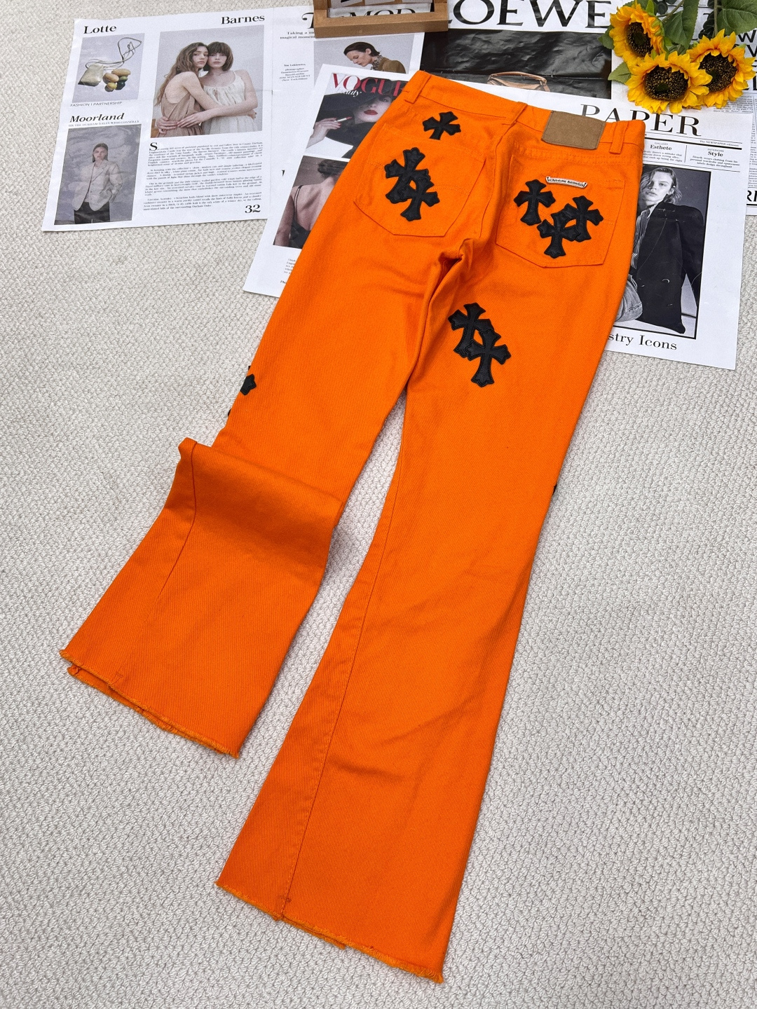 🆕Chrome Hearts CH克罗心毛边牛仔裤，是街头潮流与朋克精神的完美融合。这条橙红色牛仔裤，夺