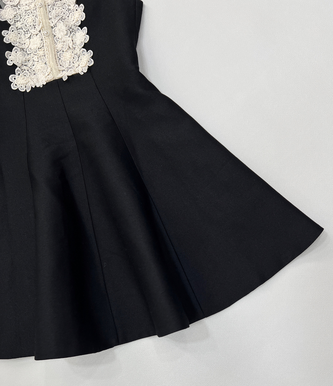 🆕JORYA 25SS新款桌雅黑色小黑裙。 它以经典黑色为基调，融合独特创意。领口处，或许是精致蕾丝拼接