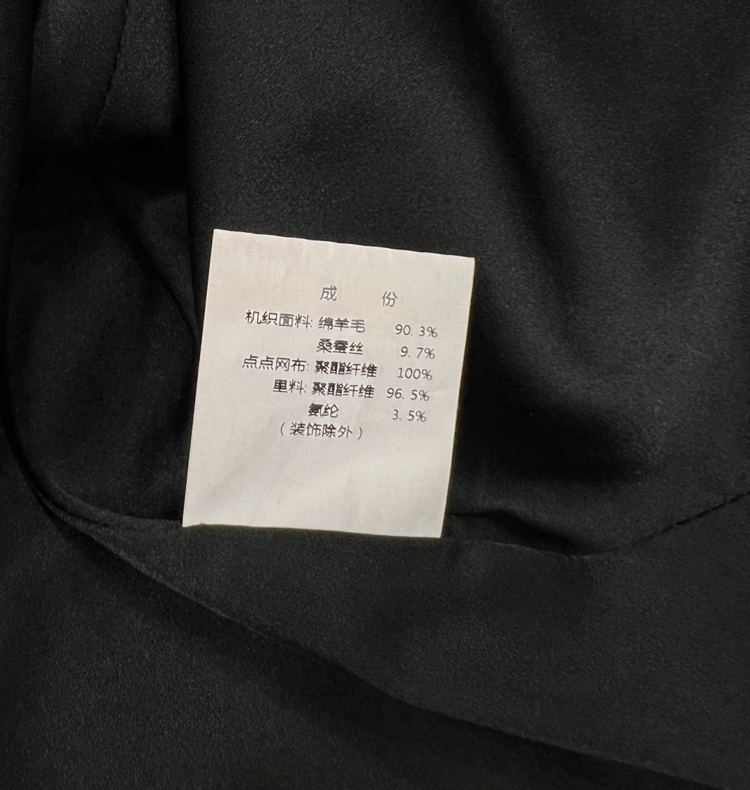 🆕JORYA 25SS新款桌雅黑色小黑裙。 它以经典黑色为基调，融合独特创意。领口处，或许是精致蕾丝拼接