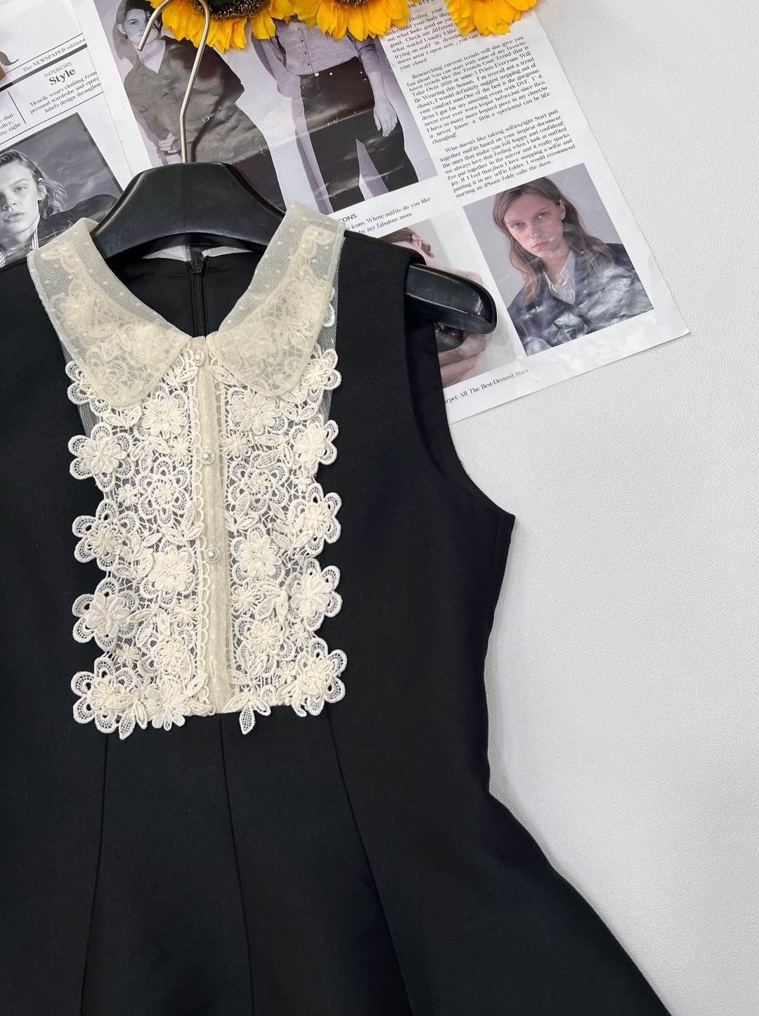 🆕JORYA 25SS新款桌雅黑色小黑裙。 它以经典黑色为基调，融合独特创意。领口处，或许是精致蕾丝拼接