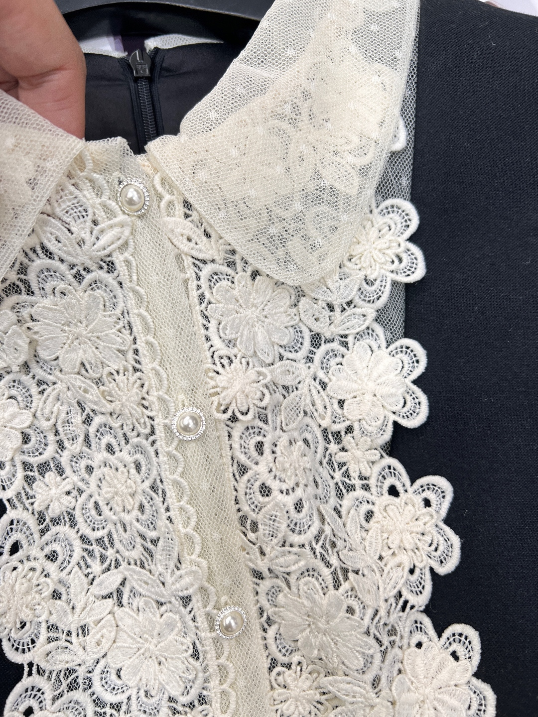 🆕JORYA 25SS新款桌雅黑色小黑裙。 它以经典黑色为基调，融合独特创意。领口处，或许是精致蕾丝拼接