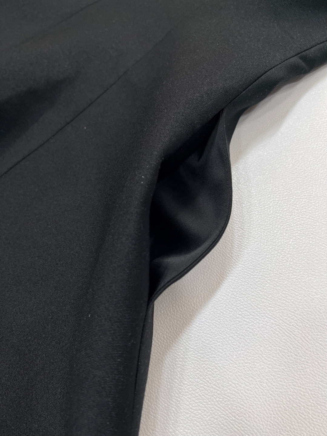 🆕JORYA 25SS新款桌雅黑色小黑裙。 它以经典黑色为基调，融合独特创意。领口处，或许是精致蕾丝拼接