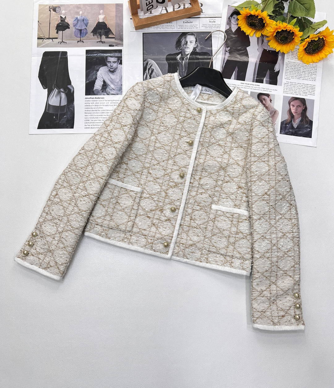 NO:611465,Dior2025SS new round neck pearl button denim jacket, customized YB imported woolen material, high-end texture and full appearance. Round neck dress jacket version. The shoulder pad design fits the human body and makes the figure more slender and straight. The front placket and neckline are highlighted with three-dimensional white binding edges. The delicate white yarn rules are interwoven to create a Tengg pattern all over the body, which makes the lady's style stand out. The straight skirt of the same series echoes the details to perfectly interpret the sense of elegance.  The complete set is dignified and classy, intellectually gentle, and the best choice for formal occasions. It is shipped in large quantities with all three standards. Sizes, sml, coding, dior, skirts, jackets & coats, alexander wang19860909Dior2025SS新款圆领珍珠扣粗尼外套,定制YB进口粗纺毛呢材质 质感高级 品相十足 圆领洋装外套版型 正肩垫肩设计贴合人体 更显身姿纤细挺拔 前襟和领口以立体白色捆边点亮细节 配合细腻的白色纱线规则交织出腾格纹满铺于全身 名媛格调立显 同系列直筒半裙 细节呼应 完美演绎优雅千金感 成套显贵显质感 知性温柔 出席正式场合的不二之选,三标齐全大货出 尺码sml 编码,,dior,skirts,jackets & coats,alexander wang,Women's clothing