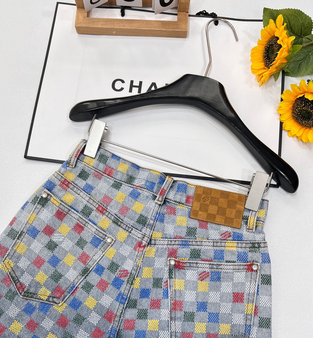 🆕LOUIS VUITTON2025SS春夏新品 1v年度神裤来了，彩色棋盘格设计，我愿称之为1v年度神