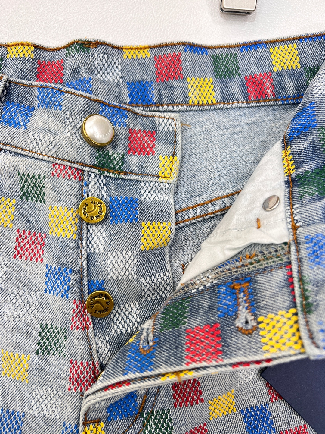 🆕LOUIS VUITTON2025SS春夏新品 1v年度神裤来了，彩色棋盘格设计，我愿称之为1v年度神