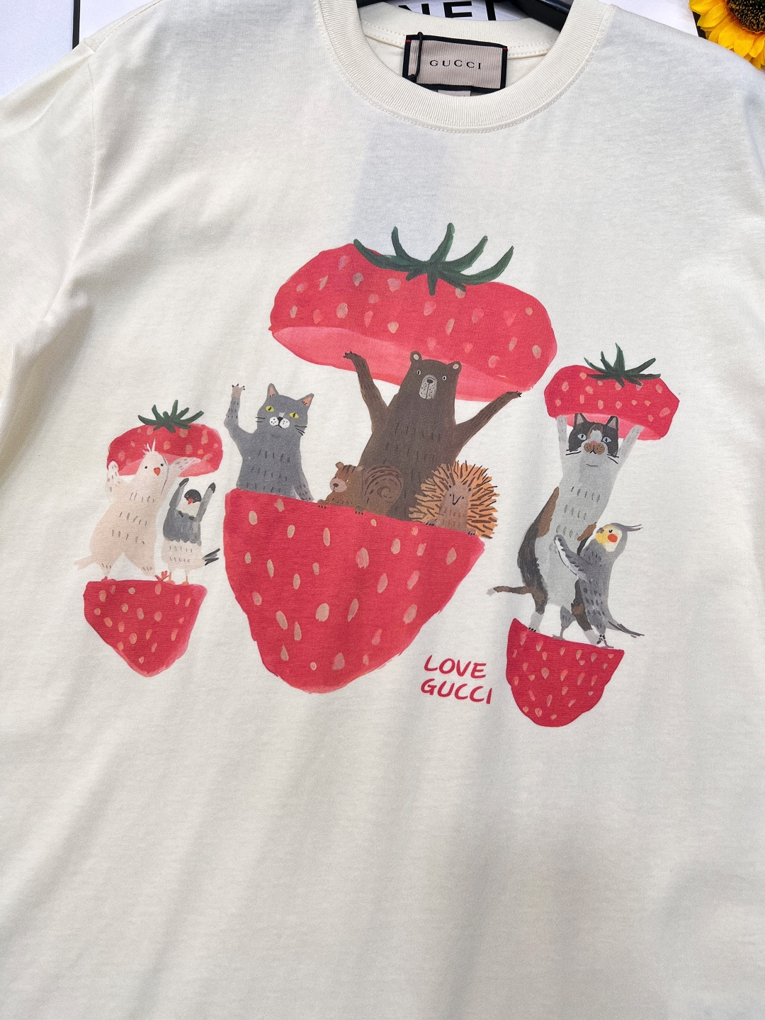 🆕 GUCCI 草莓熊卡通印花短袖T恤，水彩印花可爱帅气又时髦的调调！设计感十足，干净又清爽 满满的青春