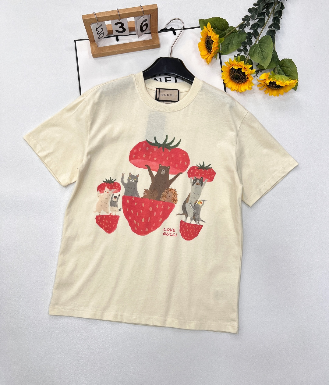 🆕 GUCCI 草莓熊卡通印花短袖T恤，水彩印花可爱帅气又时髦的调调！设计感十足，干净又清爽 满满的青春