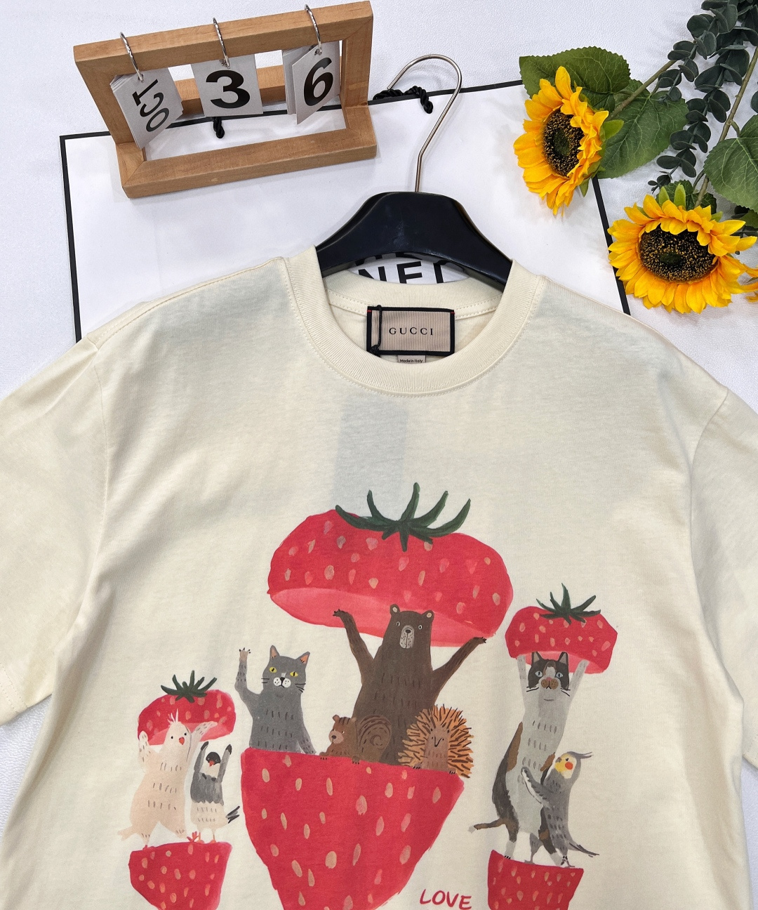 🆕 GUCCI 草莓熊卡通印花短袖T恤，水彩印花可爱帅气又时髦的调调！设计感十足，干净又清爽 满满的青春