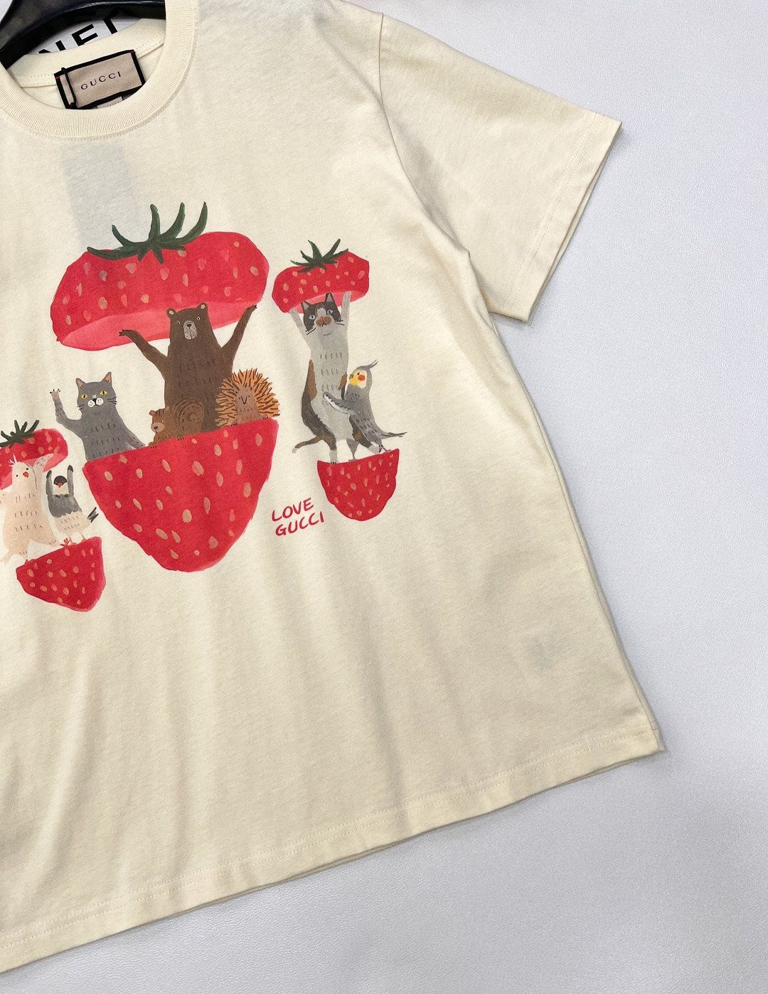 🆕 GUCCI 草莓熊卡通印花短袖T恤，水彩印花可爱帅气又时髦的调调！设计感十足，干净又清爽 满满的青春