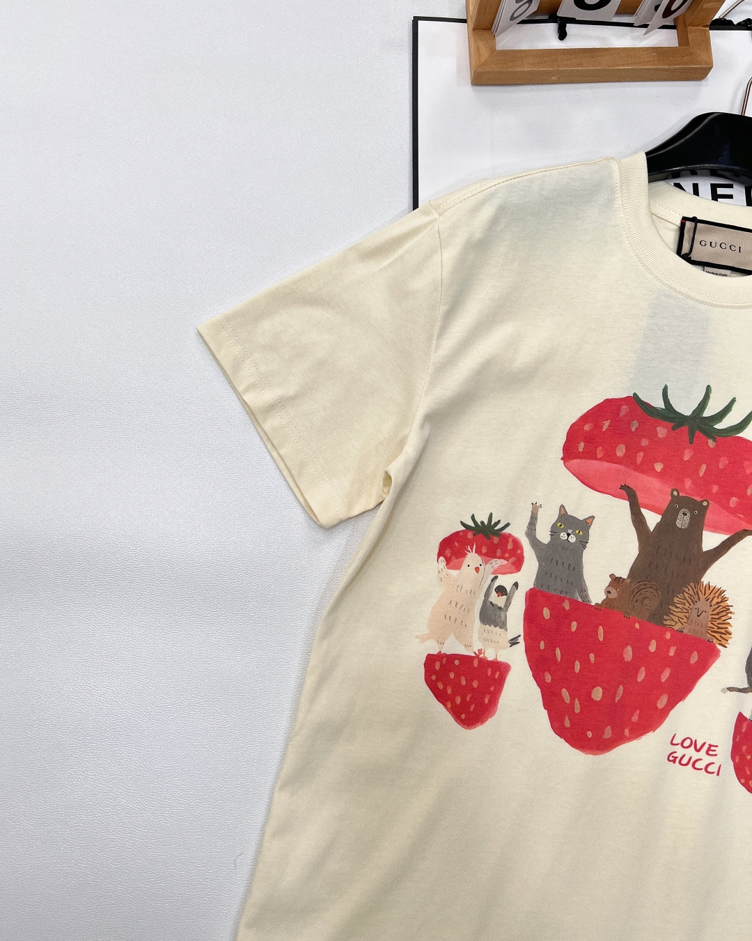 🆕 GUCCI 草莓熊卡通印花短袖T恤，水彩印花可爱帅气又时髦的调调！设计感十足，干净又清爽 满满的青春