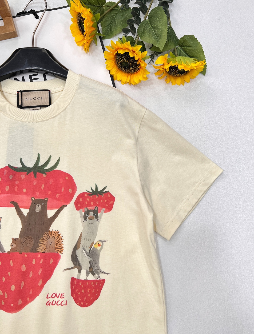 🆕 GUCCI 草莓熊卡通印花短袖T恤，水彩印花可爱帅气又时髦的调调！设计感十足，干净又清爽 满满的青春