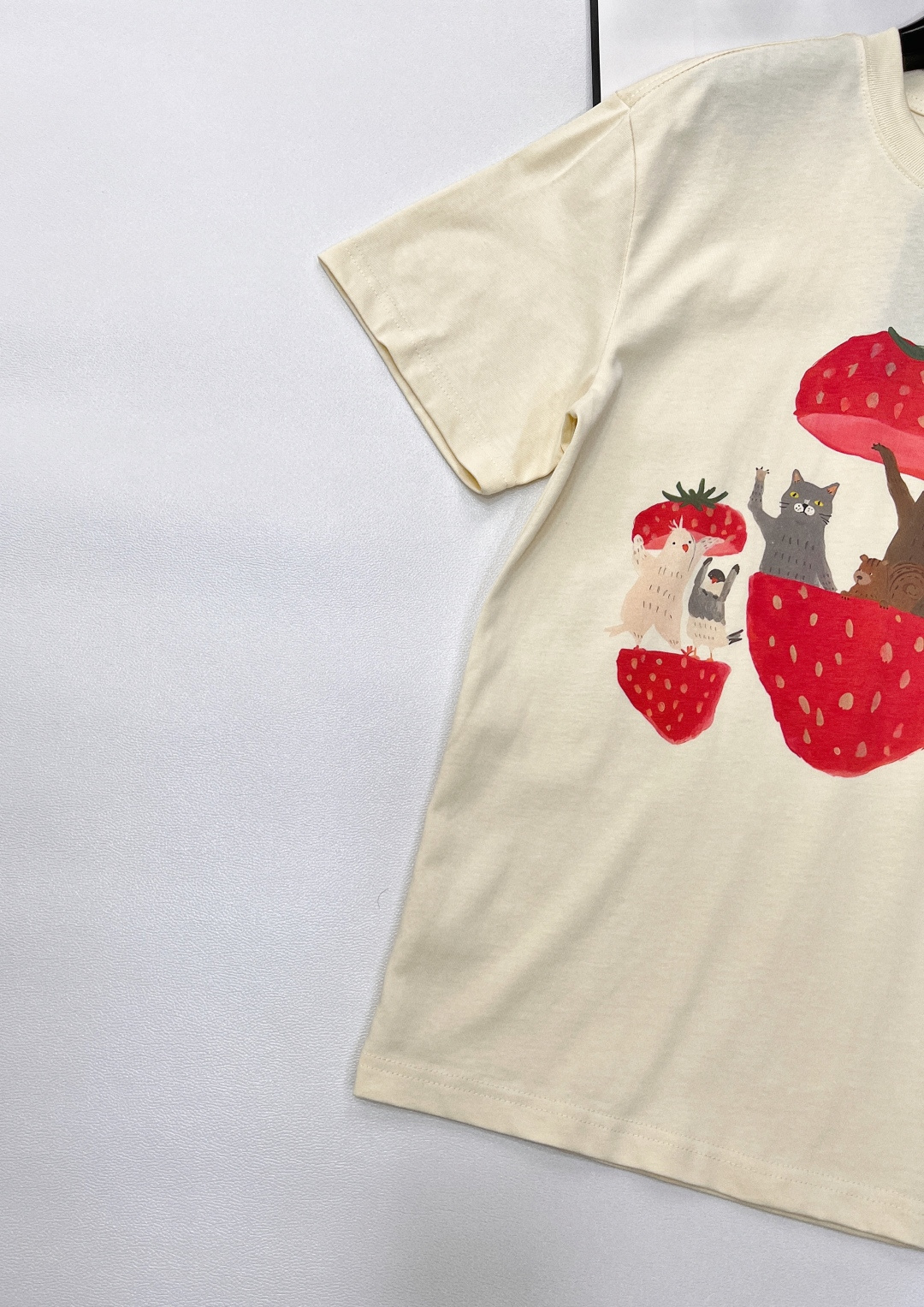 🆕 GUCCI 草莓熊卡通印花短袖T恤，水彩印花可爱帅气又时髦的调调！设计感十足，干净又清爽 满满的青春