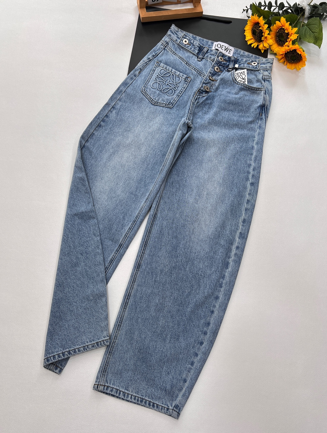 NO:332328,LOEWE single-pocket embossed logo-breasted scimitar jeans with imported tannins that do not fade pure cotton fabric. Simple collarless fur creates more possibilities for matching. Paired with scimitar jeans, it is full of slackness. Amazona is also an absolutely attractive, versatile and straight-leg pants that modify the leg shape!  Three-standard large-scale products, size sml code, loewe, jeans, alexander wang19860909LOEWE单口袋压花logo排扣弯刀牛仔长裤 进口丹宁不掉色纯棉面料. 简约无领皮毛一体创造了更多搭配的可能性 搭配弯刀牛仔裤松弛感满满 再次演绎的Amazona也是绝对吸引力,万能又修饰腿型的直筒裤型！三标齐全大货出 尺码sml 编码,,loewe,jeans,alexander wang,Women's clothing