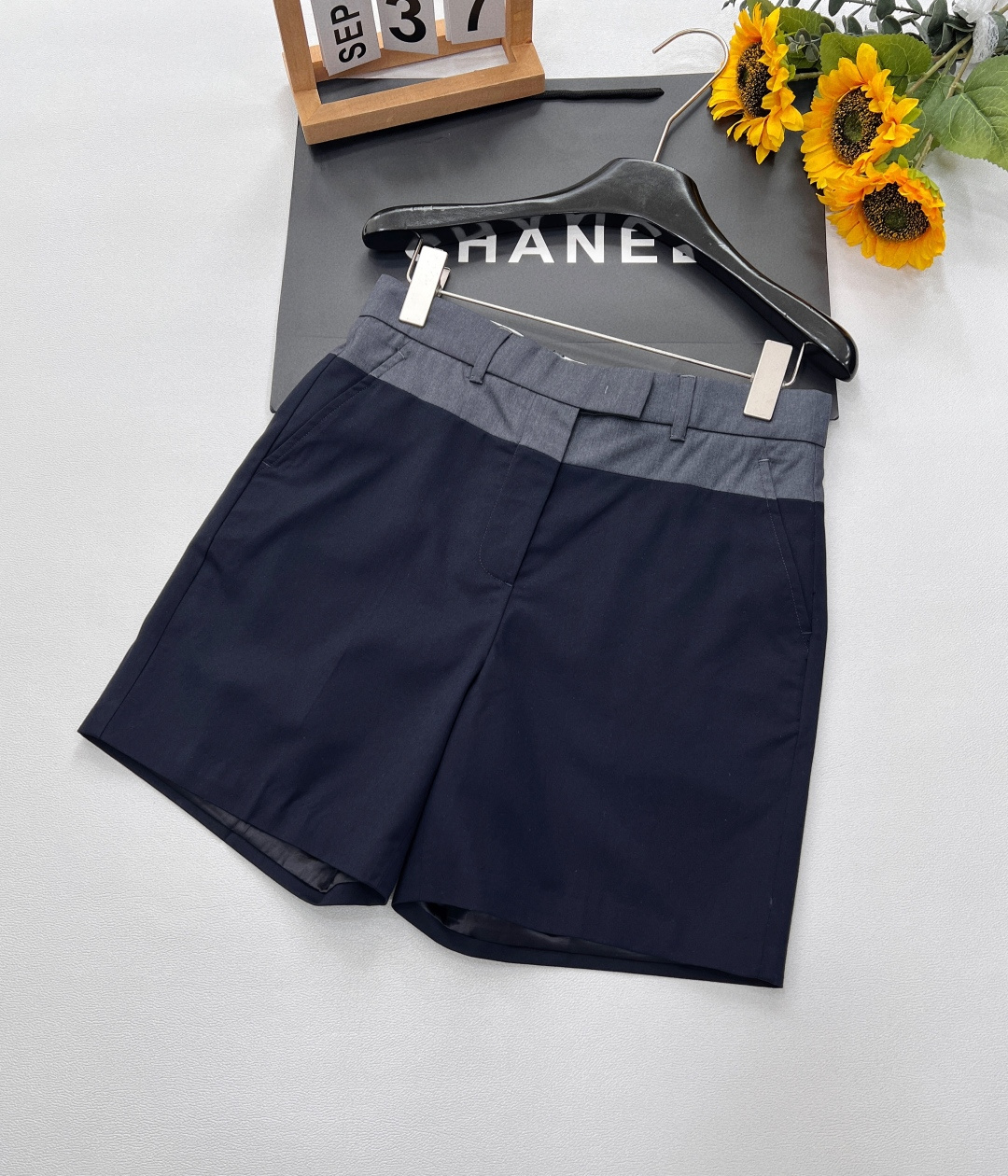 NO:332330,Miumiu25Ss spring and summer new color block Bermuda high waist straight slim shorts | Exclusive yb development!  High-end production!  The style you want to wear when you go out every day ~ a very comfortable style!  Close your eyes! Use a cutting design style to make your pants more outstanding. It is a versatile tool when you wear it. Simple and high-waisted style. Easy to match with various T-shirts and very fashionable! It is so comfortable that you don’t want to take it off. The three-standard product is available in large quantities. Size sml code, miumiu, shorts, tees, t-shirt, alexander wang19860909Miumiu25Ss春夏新款 拼色百慕大高腰直筒修身短裤丨独家yb开发！高版出品！日常出门就会想穿的款～非常舒适的款！闭眼入!采用裁剪设计风格 让裤子更加出彩 穿上就是百搭神器 简约高腰款 轻松搭配各种T恤而且非常的时尚!舒服到不想脱下来 ,三标齐全大货出 尺码sml 编码,,miumiu,shorts,tees，t-shirt,alexander wang,Women's clothing