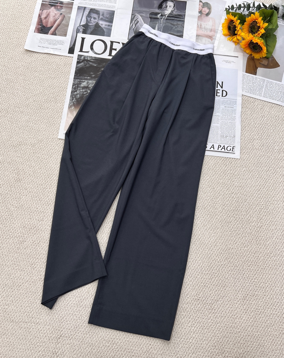 NO:332315,CK's new spliced ​​suit pants. The neat lines outline the straight and crisp trousers, whether it is business negotiation or daily going out, you can make you confident and calm. The unique splicing design breaks the monotony of conventional suit pants. The brand letter belt at the waist cleverly combines brand logo and fashion elements, highlighting the brand style, while adding a sense of recognition and exquisiteness. The fabric splicing transitions naturally, but it also forms a unique layer visually, showing a unique fashion taste. High-quality fabrics ensure wear  Experience, be firm and wrinkle-resistant, keep your stance up all day long; be skin-friendly and breathable, allowing your skin to breathe freely. It is a good assistant to match simple shirts and suit jackets when commuting, creating a professional and capable image; it is also a casual moment, a fashion item combined with a personalized T-shirt and denim jacket, collides with casual and unrestrained street fashion. CK spliced ​​suit pants, with ingenious craftsmanship and innovative design, break the boundaries between formal wear and leisure, meet diverse dressing needs, and become an indispensable fashion protagonist in the wardrobe. The three-standard product is available in large quantities.  Size sml encoding,,jackets & coats,shirts,tees,t-shirt,business suit,alexander wang19860909CK新款拼接西服裤.利落的线条,勾勒出笔直挺括的裤型,无论是商务洽谈还是日常出街,都能让你自信从容.独特的拼接设计,打破常规西服裤的单调.腰头处的品牌字母带,巧妙融合品牌标识与时尚元素,彰显品牌格调的同时,增添了一份辨识度与精致感.面料拼接处过渡自然,却又在视觉上形成独特层次,展现出别具一格的时尚品味.优质面料保证穿着体验,挺括抗皱,保持整日笔挺身姿；亲肤透气,让肌肤自在呼吸.它是通勤时搭配简约衬衫、西装外套的得力助手,营造专业干练形象；也是休闲时刻,与个性T恤、牛仔外套组合的时尚单品,碰撞出随性不羁的街头潮流感.CK拼接西服裤,以匠心工艺和创新设计,打破正装与休闲的边界,满足多元穿搭需求,成为衣橱中不可或缺的时尚主角.三标齐全大货出 尺码sml 编码,,jackets & coats,shirts,tees，t-shirt,business suit,alexander wang,Women's clothing