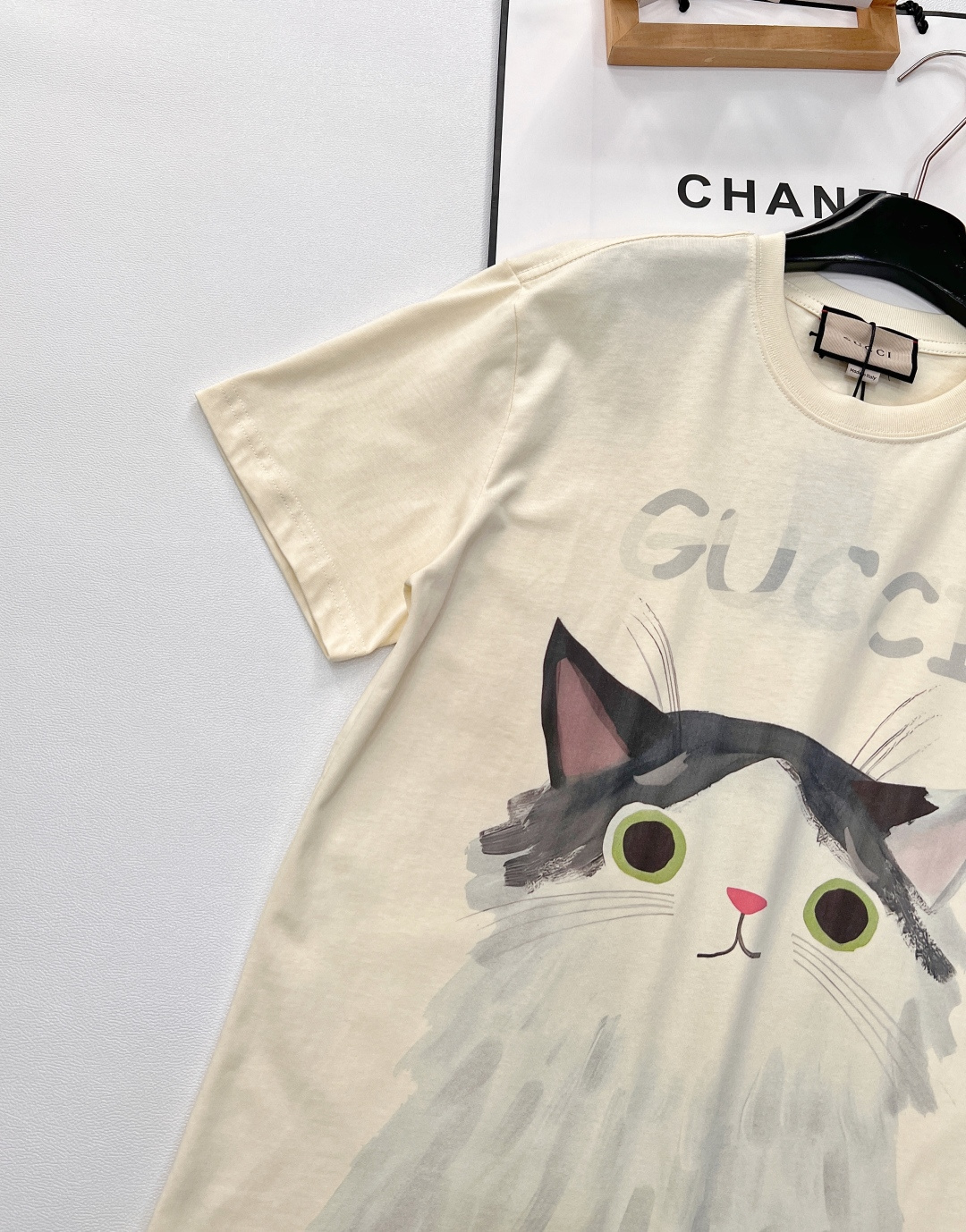 🆕 GUCCI 可爱猫猫🐱字母logo短袖T恤玩味经典，释放个性以GUCCI标志性的双G字母为灵感，融入