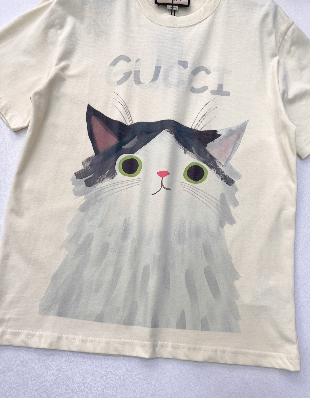 🆕 GUCCI 可爱猫猫🐱字母logo短袖T恤玩味经典，释放个性以GUCCI标志性的双G字母为灵感，融入