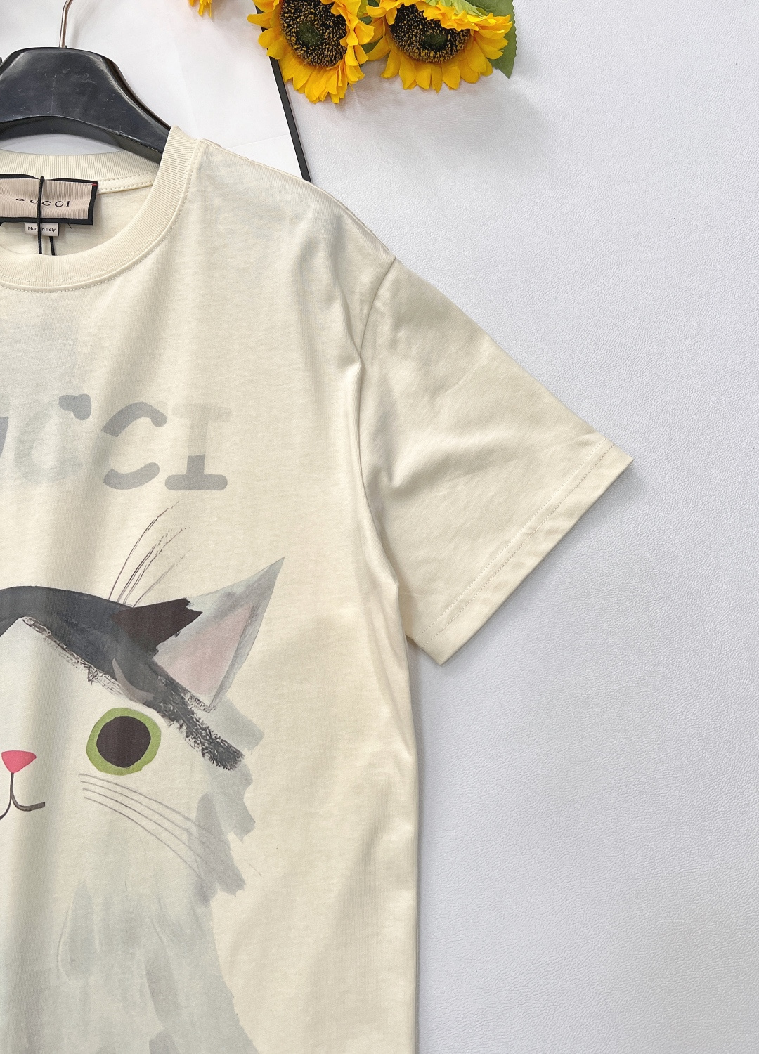 🆕 GUCCI 可爱猫猫🐱字母logo短袖T恤玩味经典，释放个性以GUCCI标志性的双G字母为灵感，融入