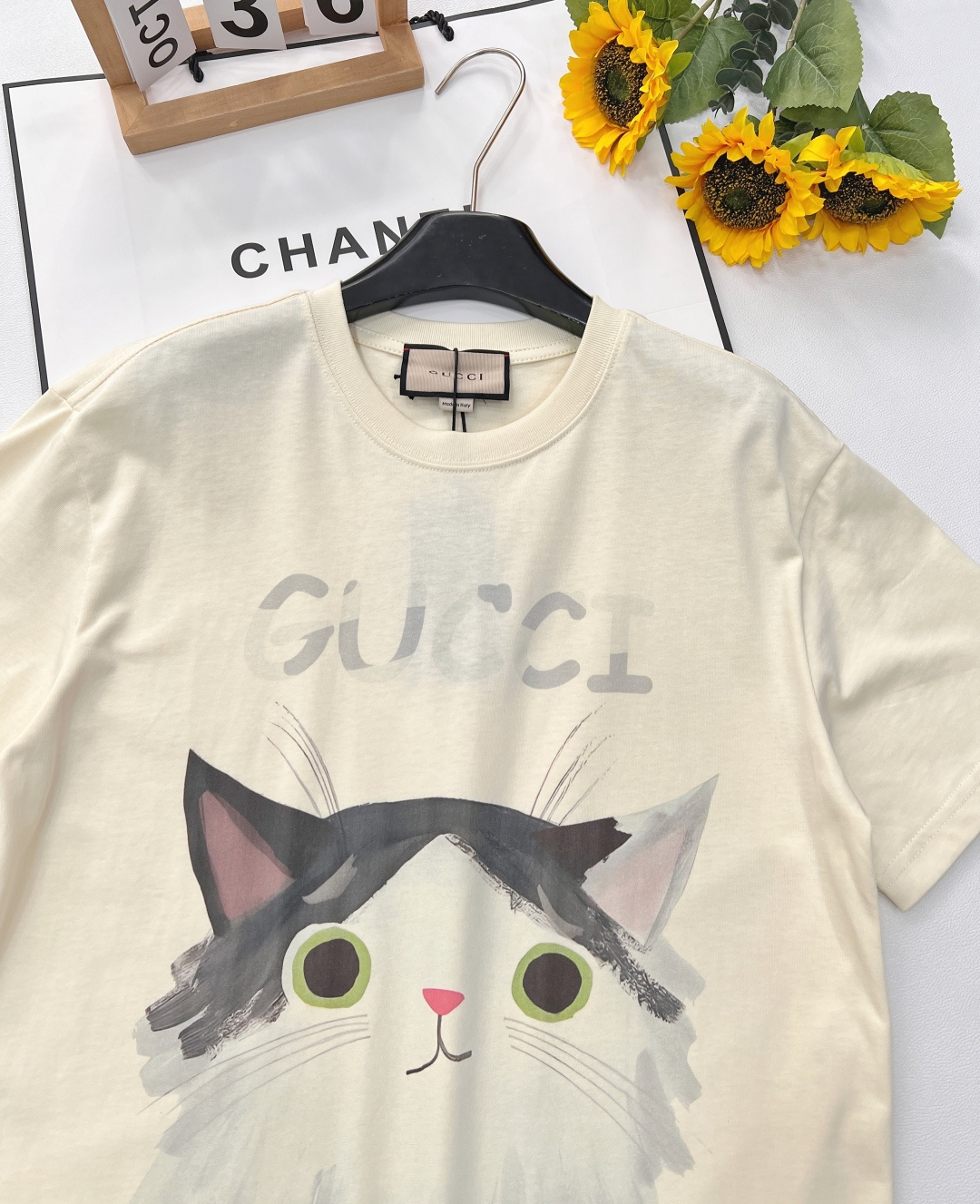 🆕 GUCCI 可爱猫猫🐱字母logo短袖T恤玩味经典，释放个性以GUCCI标志性的双G字母为灵感，融入