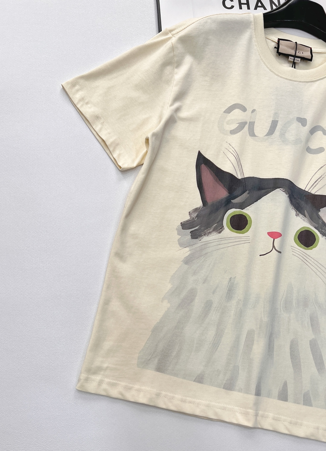 🆕 GUCCI 可爱猫猫🐱字母logo短袖T恤玩味经典，释放个性以GUCCI标志性的双G字母为灵感，融入