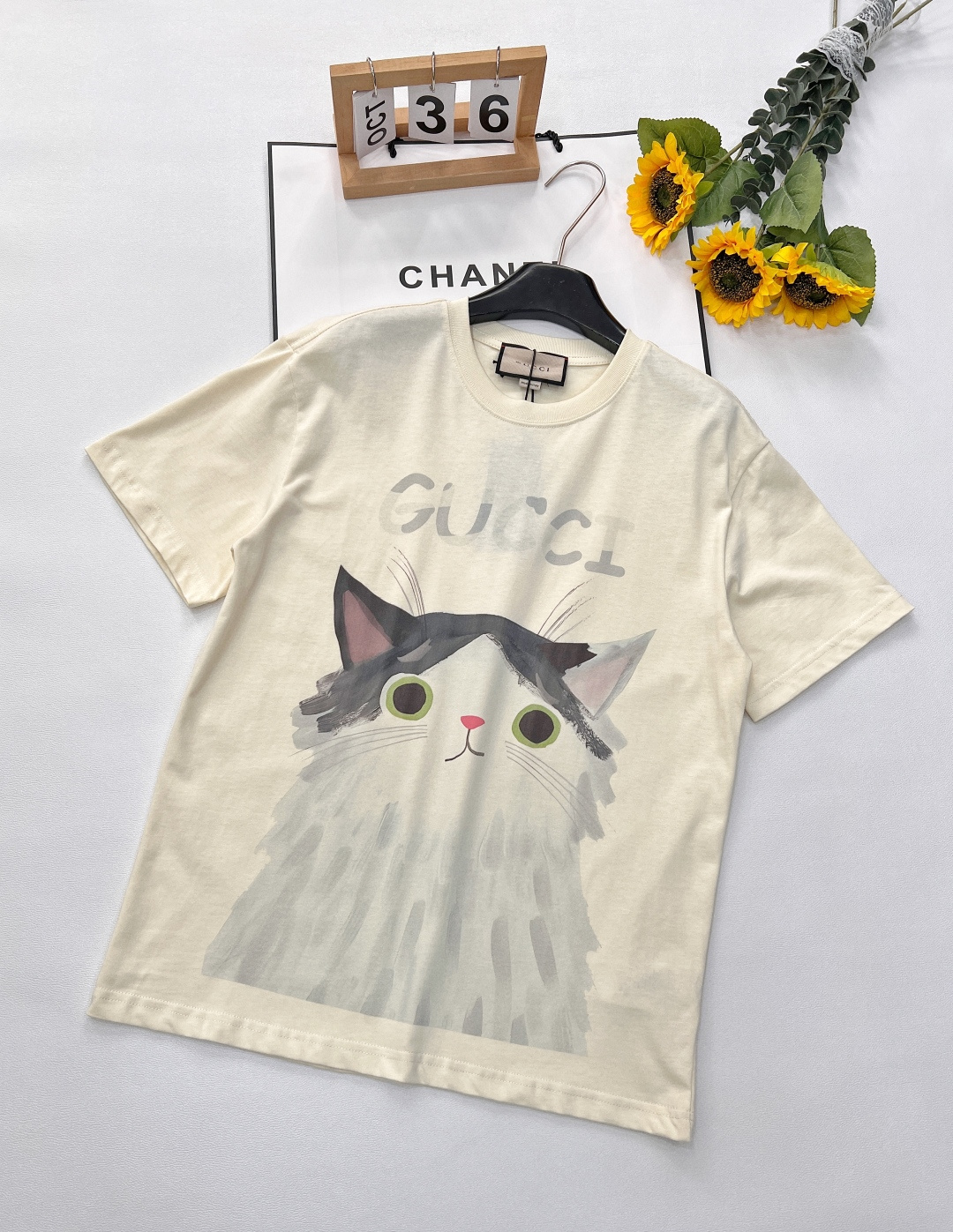 NO:332339,GUCCI Cute Cat Letter Logo Short-sleeved T-shirt, playful classics and release personality. Inspired by GUCCI's iconic double G letters, it incorporates cute childlike patterns, perfectly combining classics and trends. Customized 280g double yarn pure cotton fabric, fixed dye 32 double threads, Kangli digital direct-injection printing, casual and fashionable upper body, fantastic patterns, bringing an imaginative fashion experience!  Definitely weaving and dyeing fabric, soft and smooth, comfortable for the upper body!  !  Cute Critical Strike, the best item of the year, the upper body is super cute and beautiful, not only suitable for daily outfits, but also can easily create a trendy look!  It has no resistance to cartoon graffiti with bright colors and high saturation, and hits the soul directly. It is definitely a vintage style. It is cute and cute. It is a must-have for age reduction!  Size sml code, gucci, T-shirt,tees, t-shirt,alexander wang19860909GUCCI 可爱猫猫字母logo短袖T恤 玩味经典,释放个性 以GUCCI标志性的双G字母为灵感,融入可爱童趣图案,将经典与潮流完美结合.  定制280克双纱纯棉面料 定染32支双股螺纹 康丽数码直喷印花 上身休闲时尚 奇幻般的图案 带来充满想象力的时尚体验！定织定染面料 手感柔软顺滑 上身亲肤舒适！！可爱暴击 年度最佳单品 上身超可爱超好看 不仅适合日常穿搭 还能轻松打造出潮流look！对色彩鲜艳饱和度高的卡通涂鸦毫无抵抗力,直击灵魂 vintage风妥妥拿捏 又萌又可爱 减龄必备！ 尺码sml 编码,,gucci,T-shirt,tees，t-shirt,alexander wang,Women's clothing