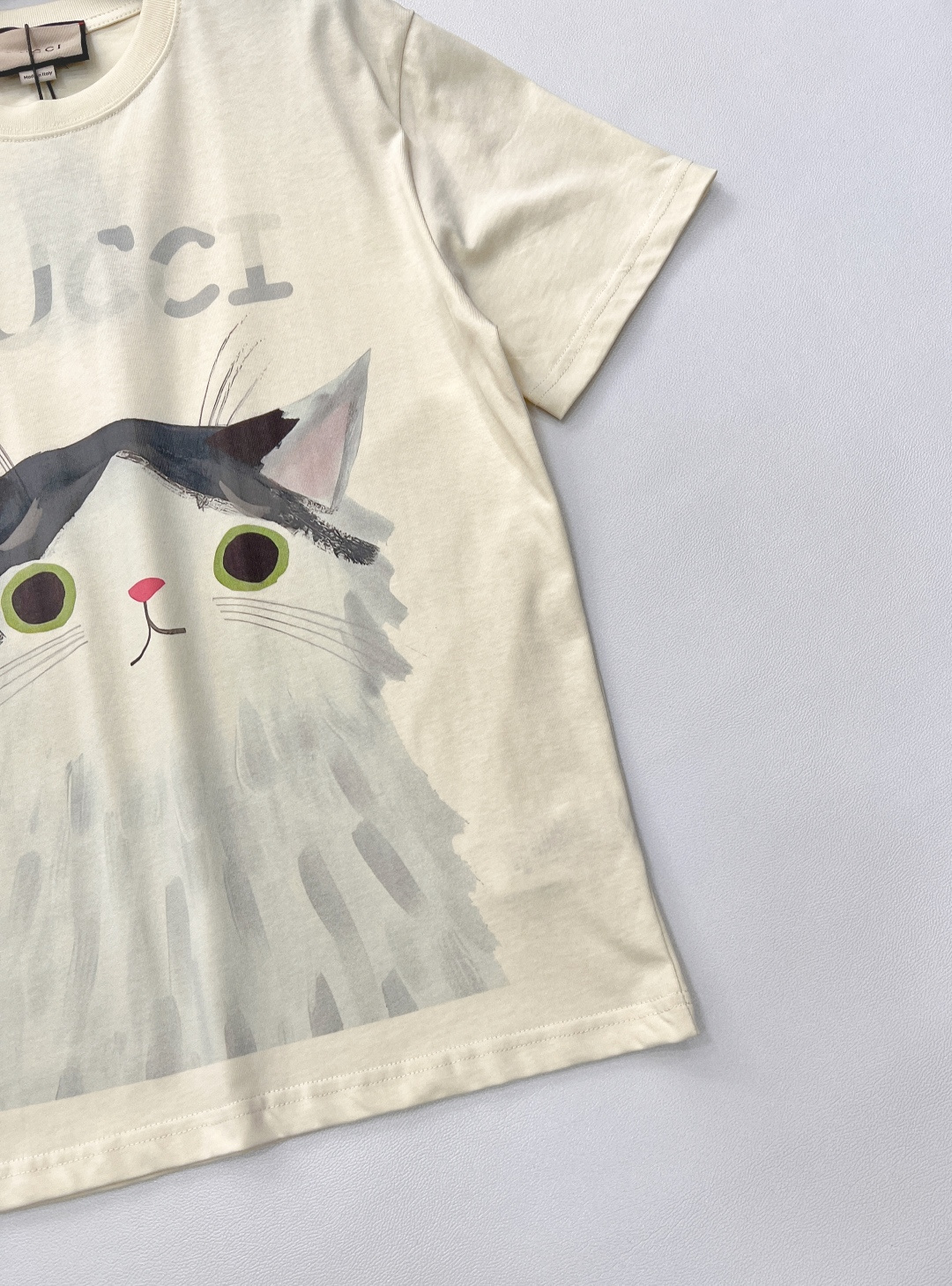 🆕 GUCCI 可爱猫猫🐱字母logo短袖T恤玩味经典，释放个性以GUCCI标志性的双G字母为灵感，融入