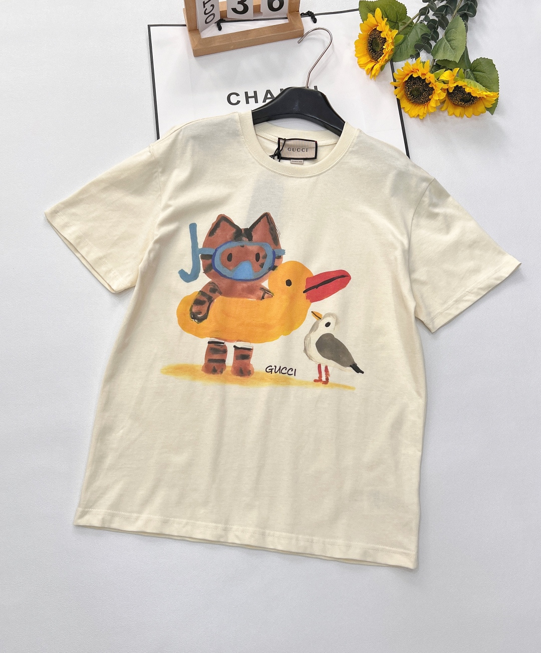 NO:332333,GUCCI Cat Cartoon Printed Short-Sleeve T-shirt Playful classics and release personality. Inspired by GUCCI's iconic double G letters, it incorporates cute childlike patterns to perfectly combine classics and trends. Customized 280g double yarn pure cotton fabric, fixed dye 32 double threads, Kangli digital direct-injection printing, casual and fashionable upper body, fantastic patterns, bringing an imaginative fashion experience!  Definitely weaving and dyeing fabric, soft and smooth, comfortable for the upper body!  !  Cute Critical Strike, the best item of the year, the upper body is super cute and beautiful, not only suitable for daily outfits, but also can easily create a trendy look!  It has no resistance to cartoon graffiti with bright colors and high saturation, and hits the soul directly. It is definitely a vintage style. It is cute and cute. It is a must-have for age reduction!  Size sml code, gucci, T-shirt,tees, t-shirt,alexander wang19860909GUCCI 猫咪卡通印花短袖T恤 玩味经典,释放个性 以GUCCI标志性的双G字母为灵感,融入可爱童趣图案,将经典与潮流完美结合.  定制280克双纱纯棉面料 定染32支双股螺纹 康丽数码直喷印花 上身休闲时尚 奇幻般的图案 带来充满想象力的时尚体验！定织定染面料 手感柔软顺滑 上身亲肤舒适！！可爱暴击 年度最佳单品 上身超可爱超好看 不仅适合日常穿搭 还能轻松打造出潮流look！对色彩鲜艳饱和度高的卡通涂鸦毫无抵抗力,直击灵魂 vintage风妥妥拿捏 又萌又可爱 减龄必备！ 尺码sml 编码,,gucci,T-shirt,tees，t-shirt,alexander wang,Women's clothing