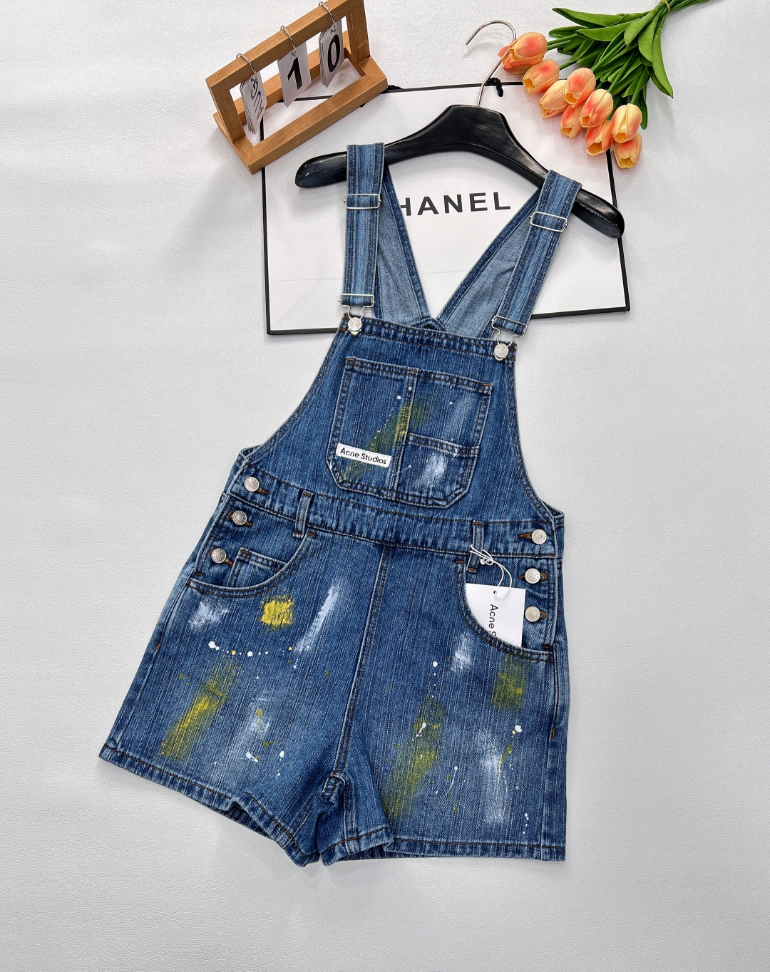 NO:333503,Ac25 spring and summer new style, classic wash water blue paint graffiti logo decorative denim strap shorts, high waist design, fashionable essence, upper body makes you look slim and tall and long legs, every day, T-shirt vest shirts, age-reducing style, bringing girl age-reducing style, heavy industry retro wash water color, texture details online. The random matching of the beach is very outstanding. Three-standard complete large-scale products are available in size sml code, shorts, shirts, tees, t-shirt, alexander wang19860909Ac25春夏新款 经典洗水蓝油漆涂鸦logo装饰牛仔背带短裤 高腰设计 时髦精必备 上身显瘦显高长腿 日常随便搭配T恤背心衬衫都很好看 减龄洋气 自带少女减龄范 重工复古洗水颜色 质感细节在线.春游旅行沙滩随意搭配都非常出众.三标齐全大货出 尺码sml 编码,,shorts,shirts,tees，t-shirt,alexander wang,Women's clothing