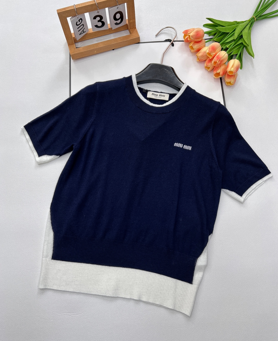 NO:333507,MIU MIU2025SS early spring new spliced ​​contrasting color short sleeves, fake two-piece spliced ​​contrasting color design, the upper body looks very slim and soft and comfortable. Wool material, the color is very straight and you can wear it alone or inside!  Simple style, classic letter logo on the chest, round neckline and contrasting colors seem to be fake two-piece design, making it look slim!  Large-scale size sml code, miumiu, T-shirt, alexander wang19860909MIU MIU2025SS早春新款拼接撞色短袖,假两件拼接撞色设计,上身非常显瘦质感柔软舒适 羊毛材质,颜色非常正单穿或者内搭都可！ 简约风格,胸前经典字母logo 领口圆领搭配撞色看似假两件设计 显瘦穿搭！大货出 尺码sml 编码,,miumiu,T-shirt,alexander wang,Women's clothing