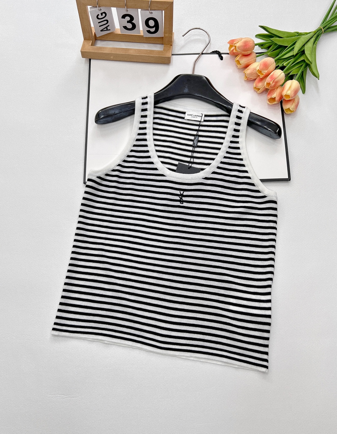 NO:331028,YSL new model is available. The latest model is the Yangshulin logo striped knitted vest. The latest model~ the chest logo letter striped knitted vest. Custom yarn weaving, precision crochet, excellent texture and not easy to deform!  Pinstripe knitted design is simple and elegant, with loose and comfortable I-shaped style, and the logo letters on the chest are decorated with fashionable ~ A must-have for daily commuting and leisure!  The craftsmanship of the whole clothing is worthy of detailed investigation. The three-standard product is fully equipped with large sizes. Size sml, saint laurent, alexander wang19860909YSL新款上新 杨树林logo条纹针织背心 最新款～胸前logo字母条纹针织背心 定制纱线织造 ,精密钩织 质感上乘 不易变形 ！ 细条纹针织设计 简约大方 ,工字版型宽松舒适 ,胸前logo字母点缀 时髦度拉满 ～ 日常通勤休闲必备！全衣对条工艺,细节值得细究 三标齐全大货出 尺码sml,,saint laurent,alexander wang,Women's clothing