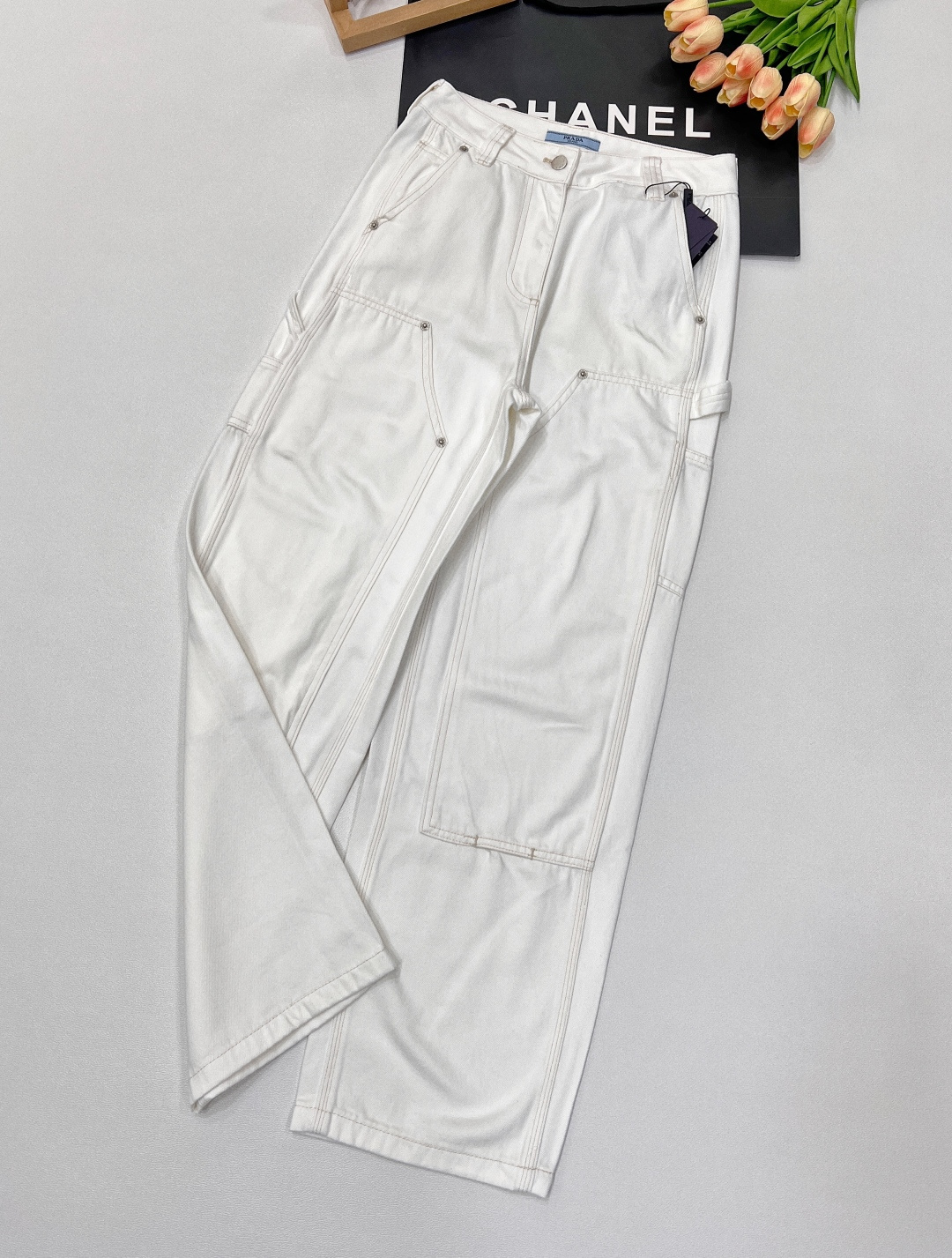 NO:331035,PRADA's new super cool white denim work pants, exclusive high-end production!  It uses pure cotton denim fabric, the upper body is soft and comfortable and drooping!  The overall patchwork tooling design is really super cool, white denim is high-end, atmospheric and upscale, high-waisted wide-leg style makes it look slimming and long legs, customized hardware accessories, full of texture!  Three-standard large-scale products are available in size smlxl, prada, alexander wang19860909PRADA新款超级酷白色牛仔工装裤,独家高版出品！采用纯棉的牛仔面料,上身柔软非常舒适有垂感！ 整体贴布工装设计真的超级酷,白色牛仔高端大气上档次,高腰阔腿版型显瘦显腿长,定制五金配件,质感满满！三标齐全大货出 尺码smlxl,,prada,alexander wang,Women's clothing