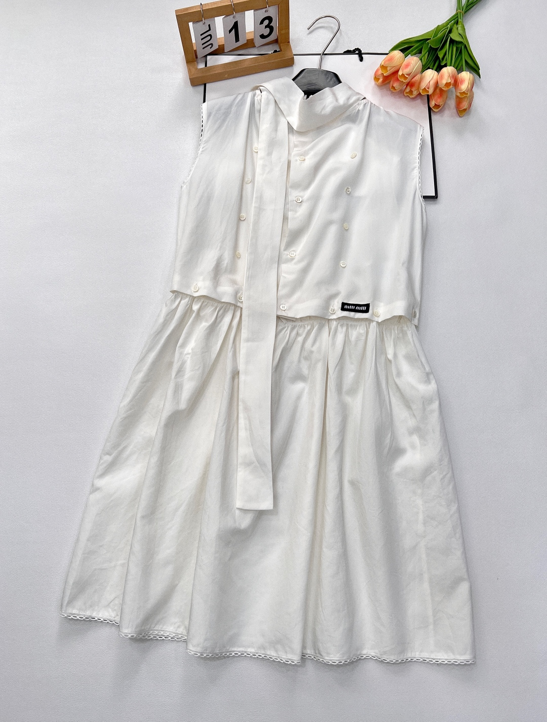 NO:331037,Miumiu2025 new lace-up spliced ​​removable vest skirt Customized YB native cotton material, smooth texture, stylish upper body, two-piece vest skirt design with buttons at the waist, rich dressing scheme, neckline streamers are also fixed with buttons, can be untied and added literary temperament, matched with letter logo on the hem of the clothes, showing a full high-spirited sweet atmosphere, retro and fashionable, the cuffs of the dress are all hollowed-out lace design, more design and playful and age-reducing style, customized surface accessories are complete with three-standard accessories, sizes sml,,miumiu, skirts, alexander wang19860909Miumiu2025新款系带拼接可拆卸背心裙 定制YB原生全棉材质 质感垂顺 上身有型 上下身可拆卸两件套背心裙设计 腰间以钮扣固定 丰富穿搭方案 领口飘带同样以钮扣固定 可解可系增添文艺气质 配合衣服下摆字母徽标 彰显满满高智甜美氛围 复古又时尚 连衣裙袖口裙摆均作镂空花边设计 更显设计感和俏皮减龄风格 定制面辅料三标齐全大货出 尺码sml,,miumiu,skirts,alexander wang,Women's clothing