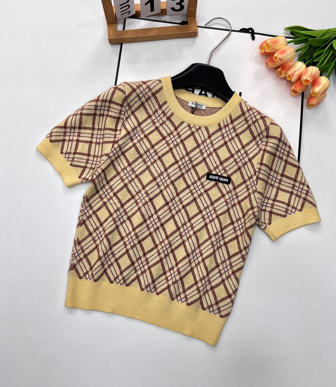 NO:331524,Miumiu's new diamond-shaped round neck knitted short sleeves are your fashion savior!  Classic round neck design, not picky about face shape or people, cleverly modify the neck lines and easily adapt to various styles. Whether it is the girlish style next door or the urban light style, it can be perfectly integrated. Diamond patterns are all over the body, and the retro charm is full of style, as if the romance and casualness of French streets are directly worn on the body. Each pattern tells a unique fashion attitude, and the eye-catching index is full. Selected high-quality knitted fabrics, which feels as soft as a cloud, and is breathable in the skin. Summer  It is also not stuffy and warm in daily wear, giving the most gentle care to the skin. Short cuts are fashionable and playful, and paired with high-waisted wide-leg pants to instantly create a sense of long legs; paired with pleated skirts, it instantly turns into a campus sweetheart, and youthful vitality comes to your face. Whether it is strolling on the streets in the afternoon or attending exquisite best friend parties, Miao Miao diamond-shaped round neck knitted short sleeves can easily become the focus and show your unique charm. Don’t hesitate, let it become the new fashion favorite in your closet!  Two colors size sml, miumiu, skirts, T-shirt, alexander wang19860909Miumiu新款菱格圆领针织短袖,就是你的时尚救星！经典圆领设计,不挑脸型、不挑人,巧妙修饰颈部线条,轻松适配各种风格,无论是邻家少女风,还是都市轻熟风,它都能完美融入.菱格图案遍布衣身,复古韵味十足,仿佛将法式街头的浪漫与随性直接穿在身上,每一道纹路都在诉说着独特的时尚态度,吸睛指数拉满.精选高品质针织面料,触感如云朵般轻柔,贴肤又透气,夏日穿着也毫无闷热感,给肌肤最温柔的呵护.短款剪裁,时髦又俏皮,搭配高腰阔腿裤,瞬间打造大长腿既视感；配上百褶裙,秒变校园甜心,青春活力扑面而来.无论是漫步在午后的街头,还是出席精致的闺蜜聚会,缪缪菱格圆领针织短袖都能让你轻松成为焦点,展现独属于你的魅力.别再犹豫,让它成为你衣橱里的时尚新宠！两色出 尺码sml,,miumiu,skirts,T-shirt,alexander wang,Women's clothing