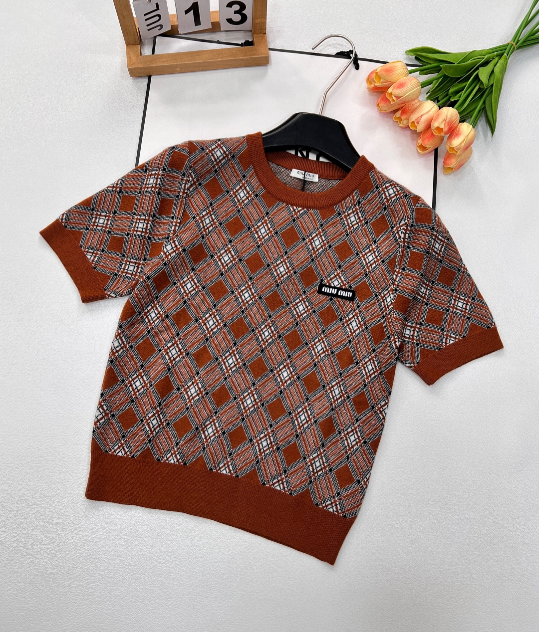 NO:331522,Miumiu's new diamond-shaped round neck knitted short sleeves are your fashion savior!  Classic round neck design, not picky about face shape or people, cleverly modify the neck lines and easily adapt to various styles. Whether it is the girlish style next door or the urban light style, it can be perfectly integrated. Diamond patterns are all over the body, and the retro charm is full of style, as if the romance and casualness of French streets are directly worn on the body. Each pattern tells a unique fashion attitude, and the eye-catching index is full. Selected high-quality knitted fabrics, which feels as soft as a cloud, and is breathable in the skin. Summer  It is also not stuffy and warm in daily wear, giving the most gentle care to the skin. Short cuts are fashionable and playful, and paired with high-waisted wide-leg pants to instantly create a sense of long legs; paired with pleated skirts, it instantly turns into a campus sweetheart, and youthful vitality comes to your face. Whether it is strolling on the streets in the afternoon or attending exquisite best friend parties, Miao Miao diamond-shaped round neck knitted short sleeves can easily become the focus and show your unique charm. Don’t hesitate, let it become the new fashion favorite in your closet!  Two colors size sml, miumiu, skirts, T-shirt, alexander wang19860909Miumiu新款菱格圆领针织短袖,就是你的时尚救星！经典圆领设计,不挑脸型、不挑人,巧妙修饰颈部线条,轻松适配各种风格,无论是邻家少女风,还是都市轻熟风,它都能完美融入.菱格图案遍布衣身,复古韵味十足,仿佛将法式街头的浪漫与随性直接穿在身上,每一道纹路都在诉说着独特的时尚态度,吸睛指数拉满.精选高品质针织面料,触感如云朵般轻柔,贴肤又透气,夏日穿着也毫无闷热感,给肌肤最温柔的呵护.短款剪裁,时髦又俏皮,搭配高腰阔腿裤,瞬间打造大长腿既视感；配上百褶裙,秒变校园甜心,青春活力扑面而来.无论是漫步在午后的街头,还是出席精致的闺蜜聚会,缪缪菱格圆领针织短袖都能让你轻松成为焦点,展现独属于你的魅力.别再犹豫,让它成为你衣橱里的时尚新宠！两色出 尺码sml,,miumiu,skirts,T-shirt,alexander wang,Women's clothing