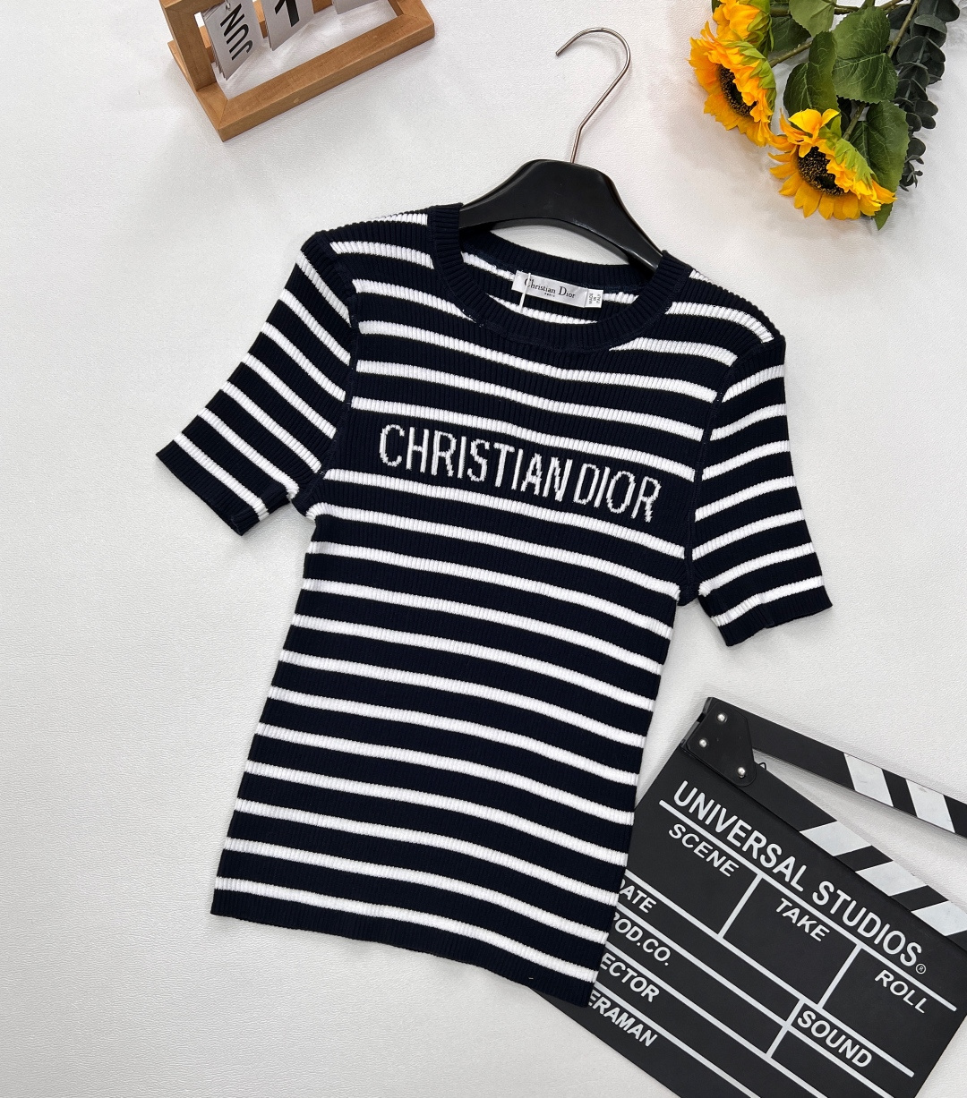 NO:331526,DIOR's new striped letter jacquard knitted short sleeves, classic black and white stripes intertwined, simple but yet stylish, just like the elegant poems on the banks of the Seine, and are a fashion symbol that never goes out of date. The iconic letter jacquard is exquisite, and it is presented in three-dimensionally on the body, sending a signal of luxury in a low-key manner. Every eye is a tribute to the brand's century-old heritage. The selection of high-quality knitted fabrics is delicate and soft, and the skin is worn like a spring breeze. Breathability and comfort are perfectly integrated. Whether it is a walk under the scorching sun in summer or an elegant gathering in an air-conditioned room, you can be at ease and at will. The round neck design fits the neck lines, modifying the beautiful jaw curve, and matches the playful short sleeves like puff sleeves. Retro and fashion collide here to outline a unique French style.  Whether it is a casual and everyday style with simple denims or a fashion party with exquisite skirts, it can be the finishing touch of the look, allowing you to stand out from the crowd and become the focus of fashion. Dior striped letter jacquard knitted short sleeves are a perfect fusion of fashion and quality, and are a must-have item for everyone who pursues excellent style!  Complete three standards!  Size sml,dior,dior,skirts,T-shirt,alexander wang19860909DIOR新款条纹字母提花针织短袖,经典黑白条纹交织,简约而不失格调,宛如塞纳河畔的优雅诗篇,是永不过时的时尚符号.“CHRISTIAN DIOR”标志性字母提花工艺精湛,立体呈现于衣身,低调间释放奢华信号,每一眼都是对品牌百年底蕴的致敬.甄选优质针织面料,细腻柔软,贴肤穿着如沐春风,透气性与舒适度完美融合,无论是夏日骄阳下的漫步,还是空调房中的优雅小聚,皆能自在随心.圆领设计贴合颈部线条,修饰出优美下颌弧度,搭配泡泡袖般的俏皮短袖,复古与时尚在此碰撞,勾勒出别致的法式风情. 无论是搭配简约牛仔打造休闲日常风,还是与精致半裙组合出席时尚派对,它都能成为造型的点睛之笔,让你于人群中脱颖而出,成为时尚焦点.迪奥条纹字母提花针织短袖,是时尚与品质的完美融合,是每一位追求卓越风格人士的衣橱必备单品！三标齐全！ 尺码sml,,dior,dior,skirts,T-shirt,alexander wang,Women's clothing