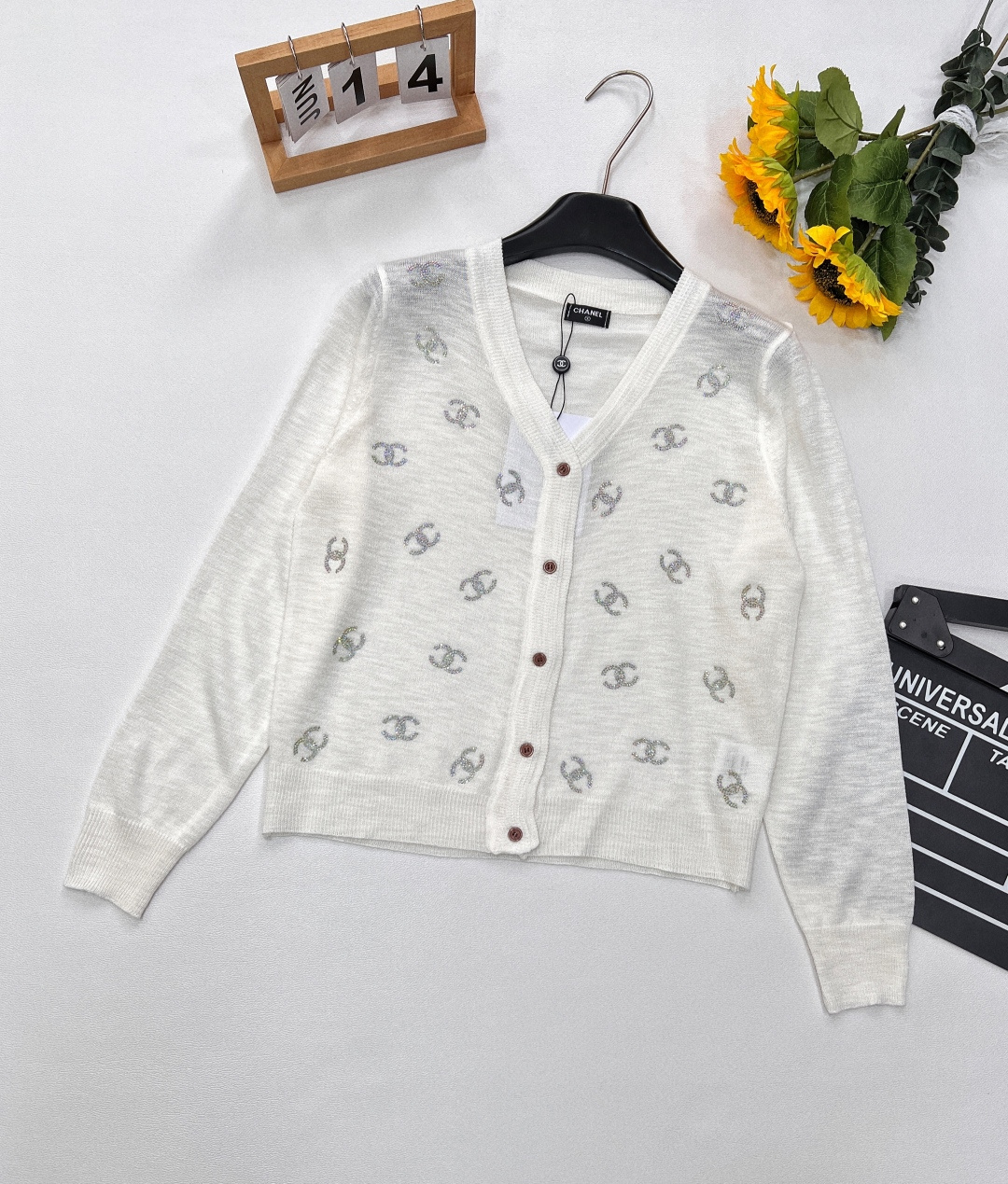 NO:331528,Chanel's new hot diamond letter V-neck knitted cardigan is undoubtedly a perfect blend of fashion and elegance. The classic V-neck design cleverly embellishes the neck lines, revealing the delicate collarbone, and easily creates an elegant swan neck. Whether it is a workplace commute or a casual party, it can exude charming. The delicate and soft knitted fabric feels skin-friendly and gently wraps the body like a cloud, bringing an unparalleled comfort experience, and at the same time it has good breathability, allowing you to stay refreshed in warm seasons.  The body is covered with exquisite ironing letter elements, shining brightly under the light, with a sense of luxury and recognition, and the brand style is highlighted in low-key. Each ironing diamond is carefully arranged and firmly inlaid, and the exquisite craftsmanship is self-evident. Paired with high waist bottoms, the body proportions are optimized in one second, and the long legs are easy to have. Whether it is paired with simple straight pants to show your capable temperament or create a romantic atmosphere with a flowing skirt, it can be perfectly adapted and become the finishing touch of your styling. From the bustling city streets to the quiet afternoon garden, the small fragrant ironing diamond letter V-neck knitted cardigan can accompany you to move forward gracefully, allowing you to always be the focus of everyone's attention and unlock your own fashion password. Three colors are out of sizes sml, chanel, skirts, alexander wang19860909Chanel新款烫钻字母V领针织开衫,无疑是时尚与优雅的完美融合.经典V领设计,巧妙修饰颈部线条,露出精致锁骨,轻松打造优雅天鹅颈,无论是职场通勤还是休闲聚会,都能让你散发迷人魅力.细腻柔软的针织面料,触感亲肤,如云朵般轻柔包裹身体,带来无与伦比的舒适体验,同时具备良好的透气性,让你在温暖季节也能保持清爽. 衣身布满精致烫钻字母元素,在光线照耀下熠熠生辉,奢华感与辨识度拉满,低调间彰显品牌格调.每一颗烫钻都经过精心排布与牢固镶嵌,精致工艺不言而喻.搭配高腰下装,一秒优化身材比例,大长腿即视感轻松拥有.无论是搭配简约直筒裤展现干练气质,还是与飘逸半身裙组合营造浪漫氛围,它都能完美适配,成为你造型中的点睛之笔.从繁华都市街头到静谧午后花园,小香烫钻字母V领针织开衫都能伴你优雅前行,让你时刻成为众人瞩目的焦点,解锁属于自己的时尚密码.三色出 尺码sml,,chanel,skirts,alexander wang,Women's clothing