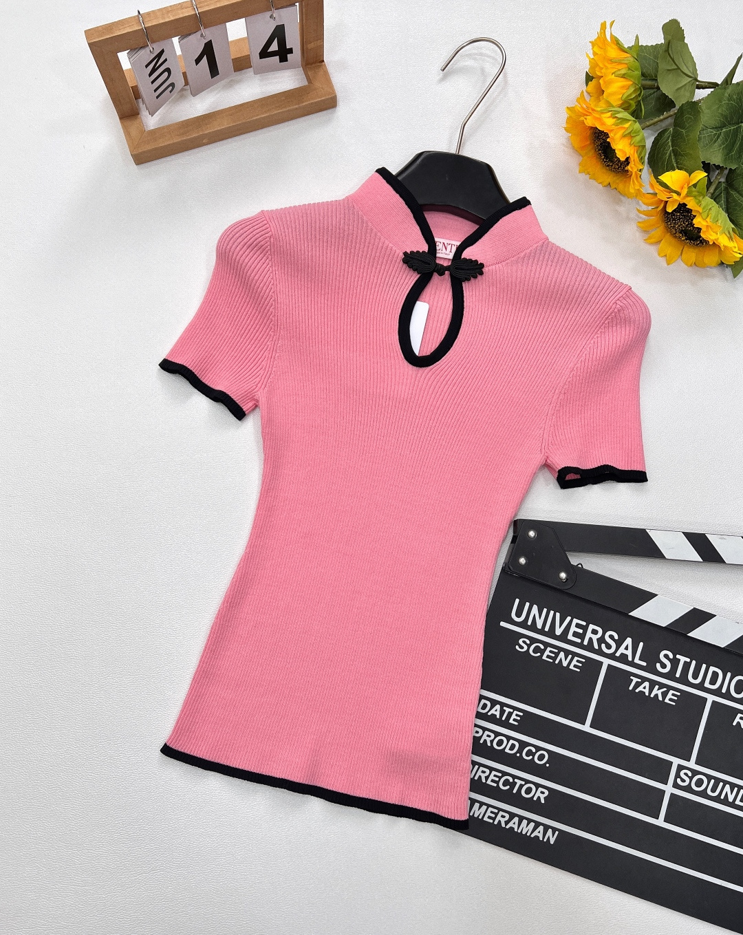 NO:331530,Valentino's new Chinese style buckle knitted short sleeves. The classic stand-up collar shape perfectly modifies the neck lines, showing the elegant swan neck and exudes dignified temperament. The unique buckle design, as the soul element of Chinese aesthetics, is carefully crafted with exquisite craftsmanship, and the agile coils show the gentleness and subtlety of the East to the fullest. Every detail tells the cultural story of the thousand-year-old Chinese. High-quality knitted fabric is selected, with delicate and soft texture, as comfortable and skin-friendly as the second layer of skin, with excellent breathability and elasticity, no matter how it is.  You can be at ease and at important occasions when traveling or attending important occasions. The slim fits the body curves, cleverly outlines the graceful figure, highlights the soft and charm of women, while taking into account the comfort and fashion sense. The black and white color combination is classic and versatile, and never out of date. Whether it is paired with a flowing Chinese long skirt to interpret classical oriental beauties; or it is combined with simple jeans to create a modern and modern mix and match style, it can be easily controlled and adapted to a variety of outfit scenes, making you unique in the fashion wave. The three colors are out  Size sml, valentino, skirts, jeans, T-shirt, alexander wang19860909Valentino新款国风盘扣针织短袖.经典立领造型,完美修饰颈部线条,展现优雅天鹅颈,散发端庄气质.独特盘扣设计,作为中式美学的灵魂元素,以精湛工艺精心打造,灵动盘绕间,将东方的温婉含蓄展现得淋漓尽致,每一处细节都诉说着千年华夏的文化故事.选用高品质针织面料,质地细腻柔软,仿若第二层肌肤般舒适亲肤,透气性与弹性俱佳,无论是日常出行还是出席重要场合,都能自在随心,时刻保持优雅姿态.修身版型,贴合身体曲线,巧妙勾勒曼妙身姿,彰显女性柔美魅力,同时兼顾舒适与时尚感.黑白配色经典又百搭,永不过时.无论是搭配飘逸的中式长裙,演绎古典东方美人；还是与简约牛仔裤组合,打造现代摩登感十足的混搭风,它都能轻松驾驭,适配多元穿搭场景,让你在时尚浪潮中独树一帜.三色出 尺码sml,,valentino,skirts,jeans,T-shirt,alexander wang,Women's clothing