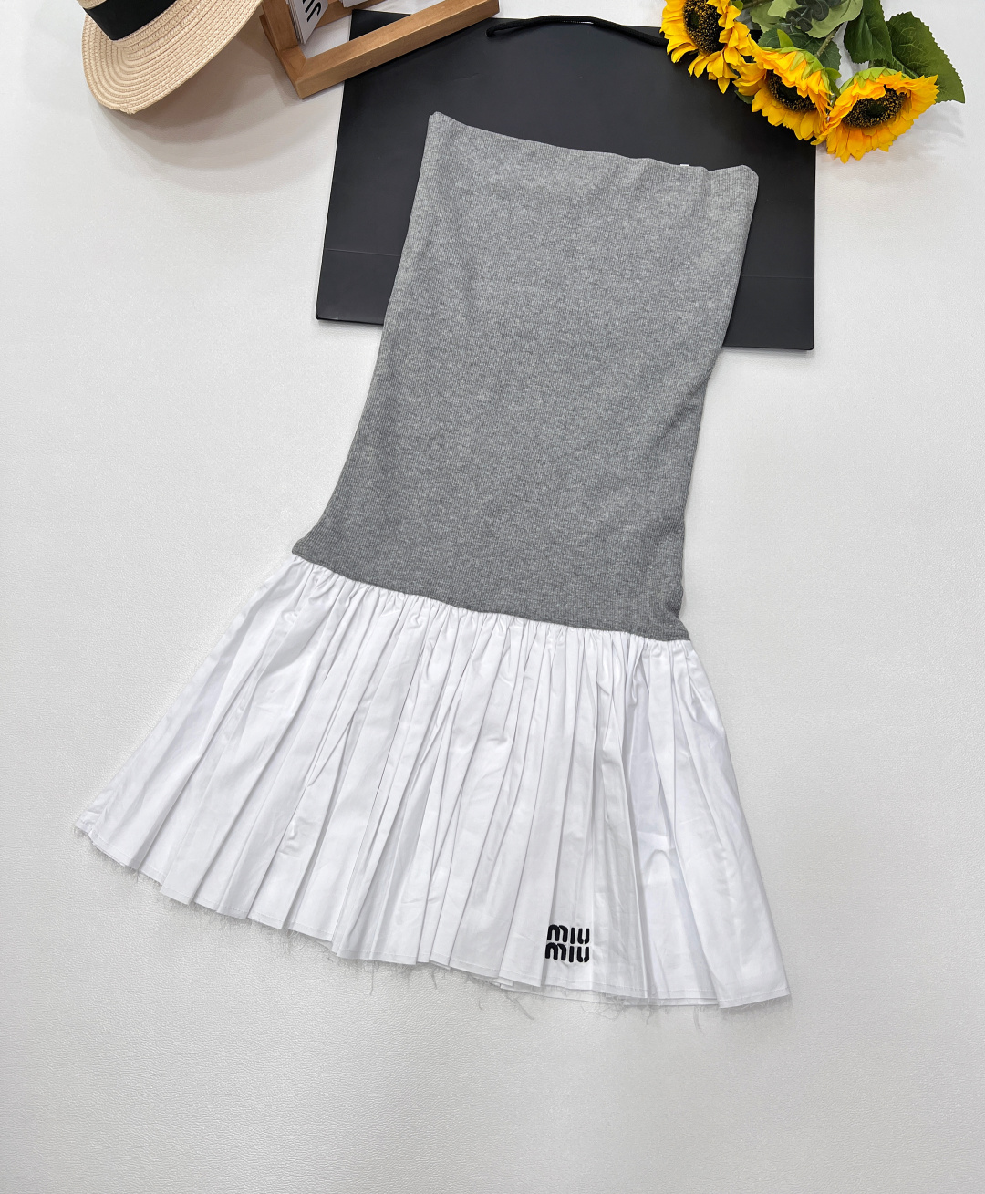 NO:335376,Miumiu2025 new knitted strapless pleated skirt, customized YB twill cotton material, delicate texture, soft and comfortable, flat-mouth strapless skirt cut, threaded edges on the upper part add exquisite tone, pleated skirt splicing on the hem, slim fit style to create a fashionable temperament, slim and inclusive figure, embroidered letters and logo embellished with layered lace hem, show elegant and sweet brand tone, versatile styles do not pick the age and skin tone, unlock various outfits, customized surface accessories, accurate version, high version, 2 colors and three standards complete!  Size sml code, miumiu, skirts, alexander wang19860909Miumiu2025新款针织抹胸百褶裙,定制YB斜纹全棉材质 细腻肌理 柔软舒适 平口抹胸裙裁剪 上半部分螺纹包边增添精致调性 下摆百褶半裙拼接 修身版型穿出时髦气质 显瘦包容身材 刺绣字母徽标点缀 配合层叠蓬蓬花边下摆 展示优雅甜美的品牌调性 百搭款式不挑年龄肤色 解锁各种穿搭方式 定制面辅料 认准版本 高版本 2色出三标齐全！ 尺码sml 编码,,miumiu,skirts,alexander wang,Women's clothing