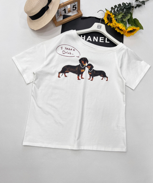 markgong25SS Off-Shoulder T-Shirt with Dachshund Print - Chic & Playful 1 markgong25SS Off-Shoulder T-Shirt with Dachshund Print - Chic & Playful