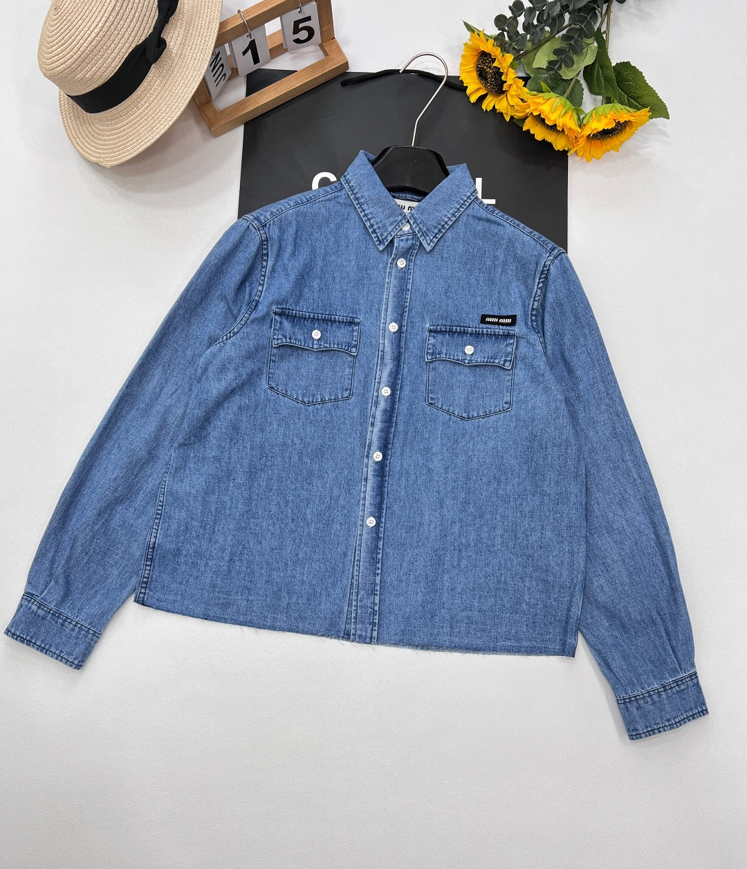 NO:335369,Miumiu2025SS new retro pocket denim shirt, customized YB twill cotton denim fabric, good breathability, soft and skin-friendly, multi-enzyme washing process, create a natural color rub with dark blue retro base, lapel long-sleeved denim shirt shape, echoing the evergreen flip pocket, retro and fashionable, letter logo embellishes one-sided pocket, rich details without losing sweetness, highlighting the brand heritage, increasing the styling, easily highlighting fashionable and fashionable style, match with skirts and trousers, all can make the style harmonious and high-end customized surface accessories, complete three-standard large-scale products, size sml code,,miumiu, skirts,shirts,alexander wang19860909Miumiu2025SS新款复古口袋牛仔衬衫,定制YB斜纹棉牛仔面料 透气性佳 柔软亲肤 多重酵素水洗工艺处理 打造深蓝复古为底的自然擦色感 翻领长袖牛仔衬衫造型 与常青翻盖口袋呼应 复古又时尚 字母徽标点缀单侧口袋之上 丰富细节不失甜美 彰显品牌底蕴 增加造型感 轻松突出时髦洋气格调 随意搭配裙装裤装 都能显得风格协调高级 定制面辅料,三标齐全大货出 尺码sml 编码,,miumiu,skirts,shirts,alexander wang,Women's clothing