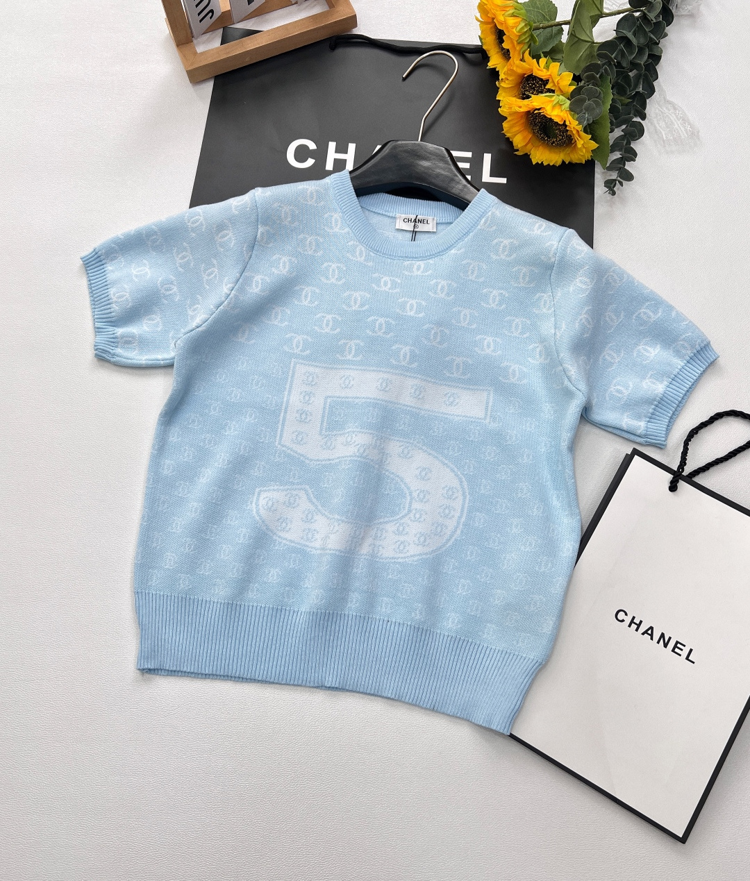 NO:327437,Xiaoxiang Man logo jacquard knitted short sleeves bring the exquisiteness of Xiaoxiang style to the extreme. The full version of the classic double C logo jacquard shows the brand style in a low-key manner, which is a silent announcement of fashion attitude. The iconic number 