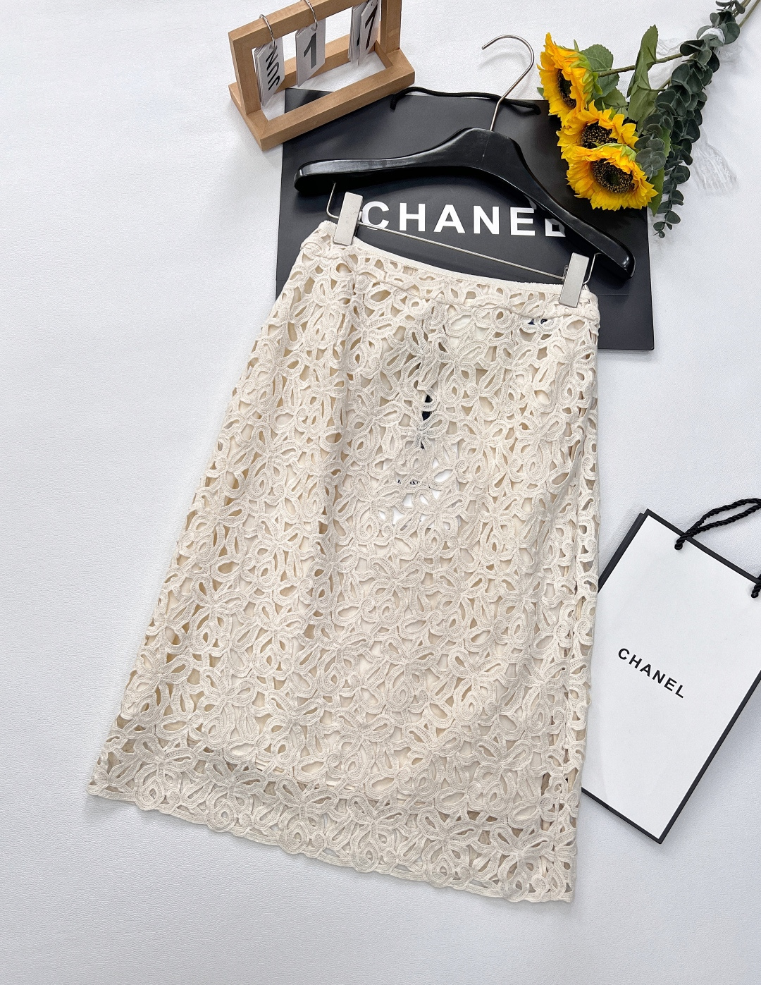 NO:327443,The top skirt Moncler Spring and summer new lace suit is a masterpiece of fashion and ingenuity. The top is based on a pure white T-shirt and has a short-sleeved design, bringing a refreshing and comfortable feeling. The lace part is equipped with a customer-supplied specific water-soluble lace fabric, carefully crocheted from cotton yarn, with a soft texture without losing its clarity. The exquisite crochet and interwoven jacquard pattern are complex and reworked to demonstrate extraordinary quality and integrate the brand style into every detail.  The lace skirt paired with the lower body continues the exquisite lace craftsmanship of the top, and the high-waist design cleverly outlines the waistline to show a graceful posture. The length of the skirt is elegantly placed on the calves. While walking, the lace swings lightly, agile and charming, and the details of the slits add a bit of casualness and playfulness. It is simple and atmospheric and full of texture. Whether you are strolling on the streets of spring or attending important social occasions, this masked lace suit can make you the focus and perfect interpretation!  Single!  Size sml, Moncler, skirts, T-shirt,tees, t-shirt,alexander wang19860909上衣半裙Moncler 春夏新款蕾丝套装,是时尚与匠心交织的杰作.上衣以纯净白色T恤为基底,短袖设计,带来清爽自在之感.外搭蕾丝部分,采用客供特定水溶花蕾丝面料,由棉质纱线精心钩织而成,质地松软却不失挺括.精致的钩花与交织提花图案,繁复重工,彰显非凡品质,将品牌格调融入每一处细节. 下身搭配的蕾丝裙,延续上衣的精美蕾丝工艺,高腰设计巧妙勾勒腰线,展现曼妙身姿.裙身长度优雅落于小腿处,行走间,蕾丝轻盈摆动,灵动而迷人,开叉细节又增添了几分随性与俏皮.简洁大气,质感十足.无论是漫步在春日街头,还是出席重要社交场合,这套蒙口蕾丝套装都能让您成为焦点,完美诠释！单出！ 尺码sml,,Moncler,skirts,T-shirt,tees，t-shirt,alexander wang,Women's clothing