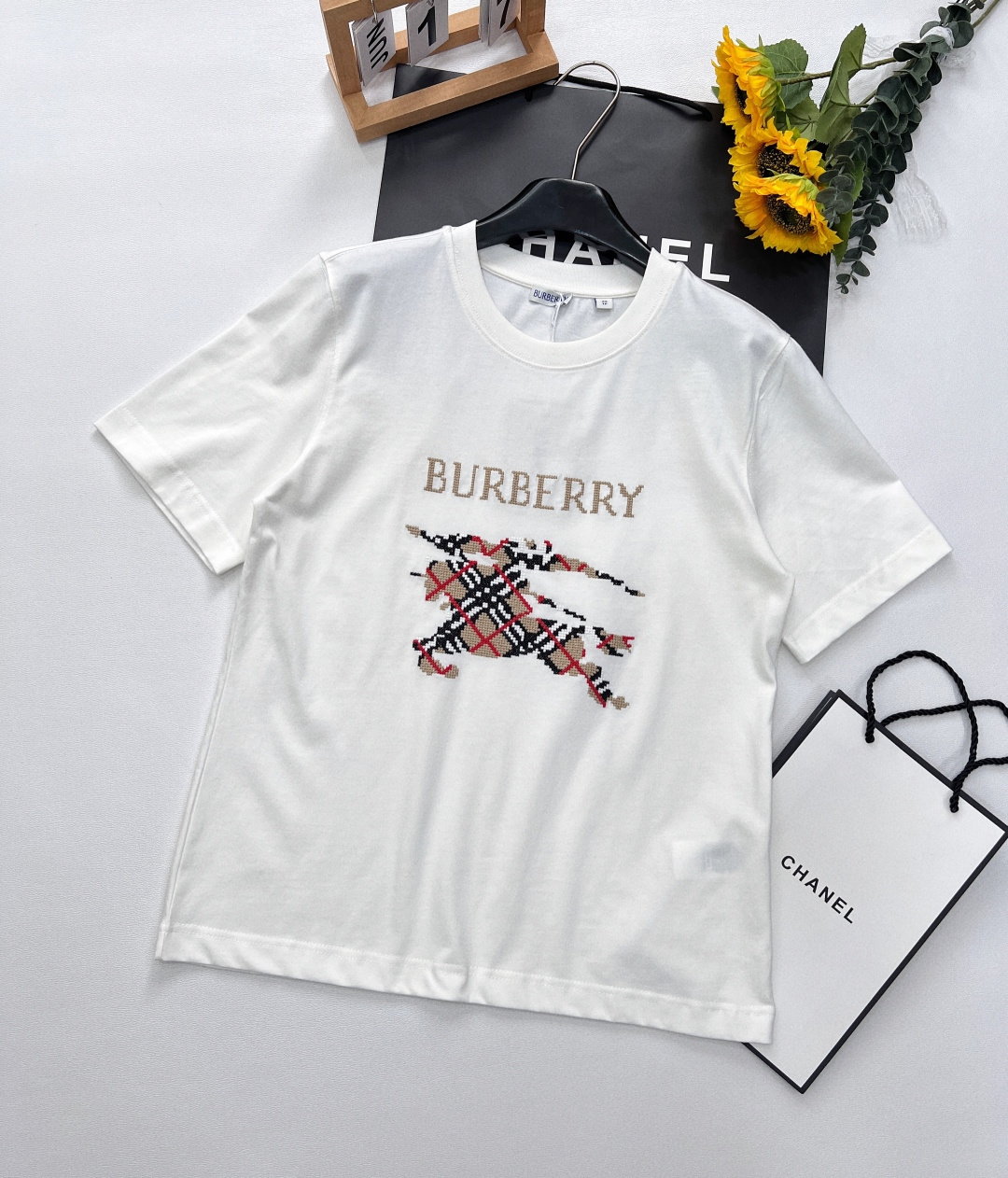 NO:327445,Burberry 25Ss spring and summer new style Knight war horse embroidered round neck short-sleeved T-shirt丨Exclusive yb development!  The highest edition!  The unique personality is trendy and cool, and it is really powerless to resist T-shirts!  Who can refuse it?  The classic round neck design is simple and easy to wear!  Super slimming and not picky about body shape. A must-have for trendy people when they go out. The return rate between men and women is 100% customized fabric. It is easy to wear and feel fashionable and versatile. It is a must-have item series~ Who doesn’t have a T-shirt that is easy to wear and pleasing to look at this summer!  Close your eyes and rush!  Two colors size xssml, burberry, T-shirt,tees, t-shirt,alexander wang19860909Burberry 25Ss春夏新款 骑士战马刺绣圆领短袖T恤丨独家yb开发！最高版出品！个性独特又潮又酷对于T恤真的毫无抵抗力！百搭又舒适 谁能拒绝呢！经典的圆领设计简洁好穿！超级显瘦不挑身材 潮人出街必备 男女通穿回头率百分百采用定制面料 轻松穿出街头感时髦百搭必入单品系列～这个夏天谁还没有一件好穿又耐看的T恤呢！都给我闭眼冲！两色出 尺码xssml,,burberry,T-shirt,tees，t-shirt,alexander wang,Women's clothing