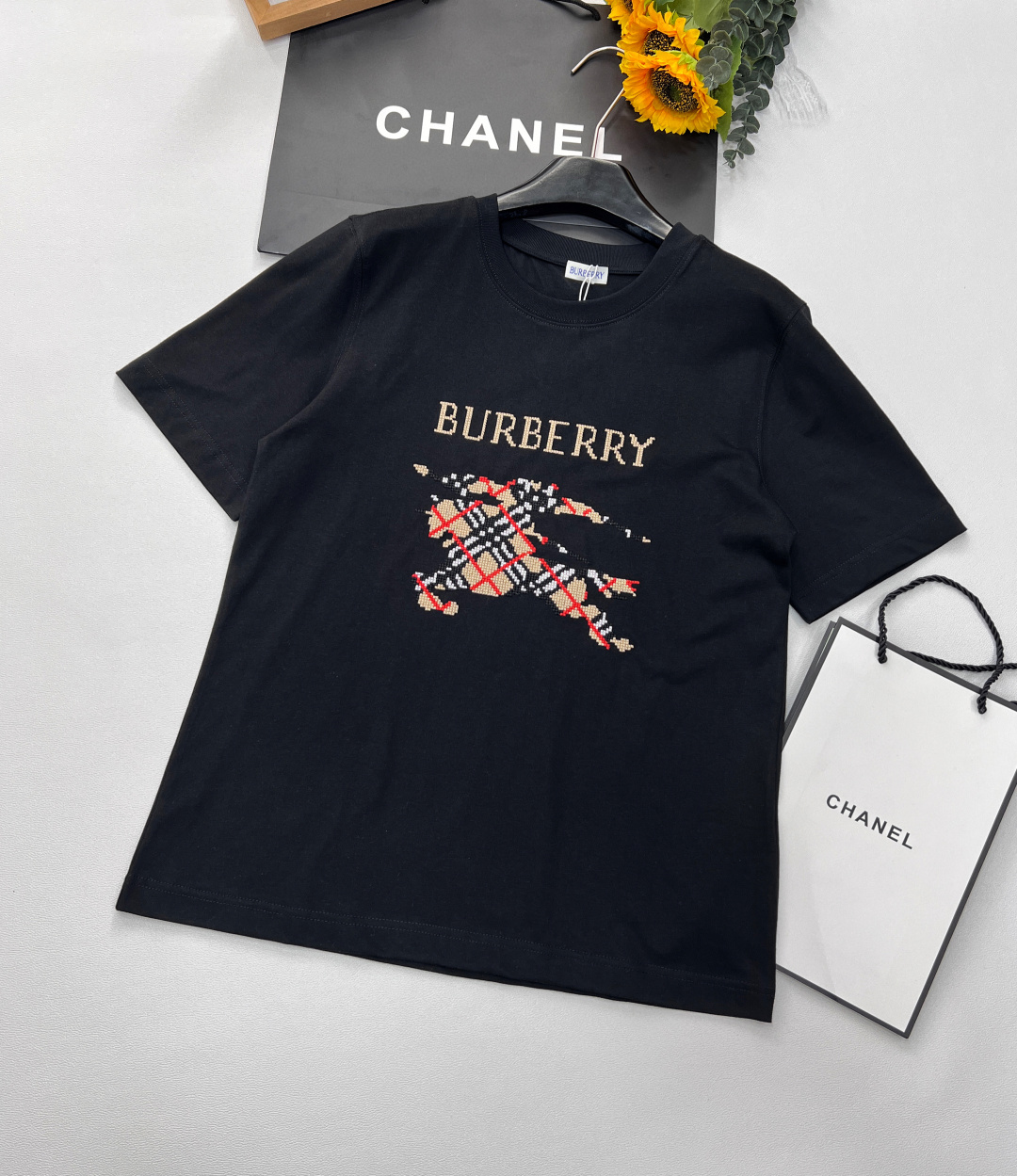 NO:327450,Burberry 25Ss spring and summer new style Knight war horse embroidered round neck short-sleeved T-shirt丨Exclusive yb development!  The highest edition!  The unique personality is trendy and cool, and it is really powerless to resist T-shirts!  Who can refuse it?  The classic round neck design is simple and easy to wear!  Super slimming and not picky about body shape. A must-have for trendy people when they go out. The return rate between men and women is 100% customized fabric. It is easy to wear and feel fashionable and versatile. It is a must-have item series~ Who doesn’t have a T-shirt that is easy to wear and pleasing to look at this summer!  Close your eyes and rush!  Two colors size xssml, burberry, T-shirt,tees, t-shirt,alexander wang19860909Burberry 25Ss春夏新款 骑士战马刺绣圆领短袖T恤丨独家yb开发！最高版出品！个性独特又潮又酷对于T恤真的毫无抵抗力！百搭又舒适 谁能拒绝呢！经典的圆领设计简洁好穿！超级显瘦不挑身材 潮人出街必备 男女通穿回头率百分百采用定制面料 轻松穿出街头感时髦百搭必入单品系列～这个夏天谁还没有一件好穿又耐看的T恤呢！都给我闭眼冲！两色出 尺码xssml,,burberry,T-shirt,tees，t-shirt,alexander wang,Women's clothing