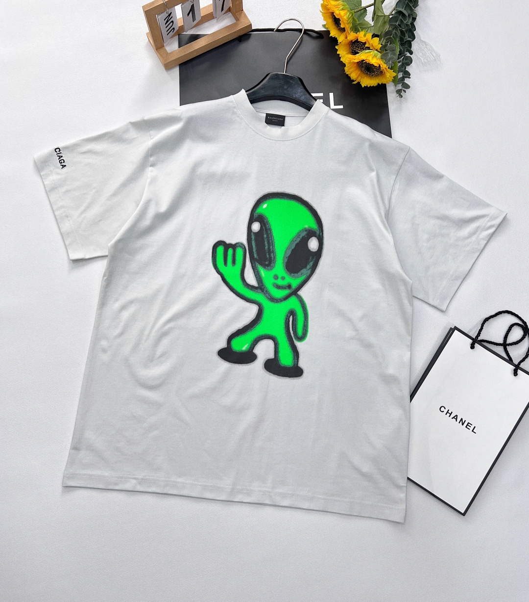 NO:327456,BALENCIAGA Limited Alien Short-sleeved T-shirt Balenciaga actually made such a cute T-shirt | Alien who likes aliens since childhood, how could it be that they don’t buy one? The green alien T-shirt is printed on the front. This alien pattern is simply cute, like saying hello to you playfully, cute and eye-catching, who doesn’t feel moved after seeing it!  There is also a funny and funny face printed on the back. What a guy, when walking on the street, you won’t be able to turn back? That fluorescent yellow is so dazzling that it instantly becomes the focus of the crowd. The top one with a huge and beautiful upper body is considered to be our Paris top 1. Exclusively ordered weaving and dyed fabric, comfortable and soft texture, cute aliens are really eye-catching, lazy and casual, super cool upper body, fashionable and versatile, who can’t love it!  The same style as men and women!  Size xssml, balenciaga, balenciaga, T-shirt,tees, t-shirt,alexander wang19860909BALENCIAGA 限定款外星人短袖T恤 巴黎世家竟然出了这么可爱的T恤｜外星人 从小就喜欢外星人宝宝的怎么可能不入手一件 前面印着绿色外星人的 T恤,这外星人图案简直萌化了,就像在跟你俏皮地打招呼,可爱又吸睛,谁看了不心动呀！还有后背印着荧光黄搞怪笑脸,好家伙,这走在街上,回头率不得爆表?那荧光黄,亮眼得不行,瞬间成为人群焦点.上身巨好看的一款 算是我们家巴黎走量的Top 1 独家订织订染布料 质感舒适柔软 可可爱爱的外星人真的很吸引眼球 慵懒随意 上身超级酷 时髦百搭 谁能不爱！男女同款 ！ 尺码xssml,,balenciaga,balenciaga,T-shirt,tees，t-shirt,alexander wang,Women's clothing