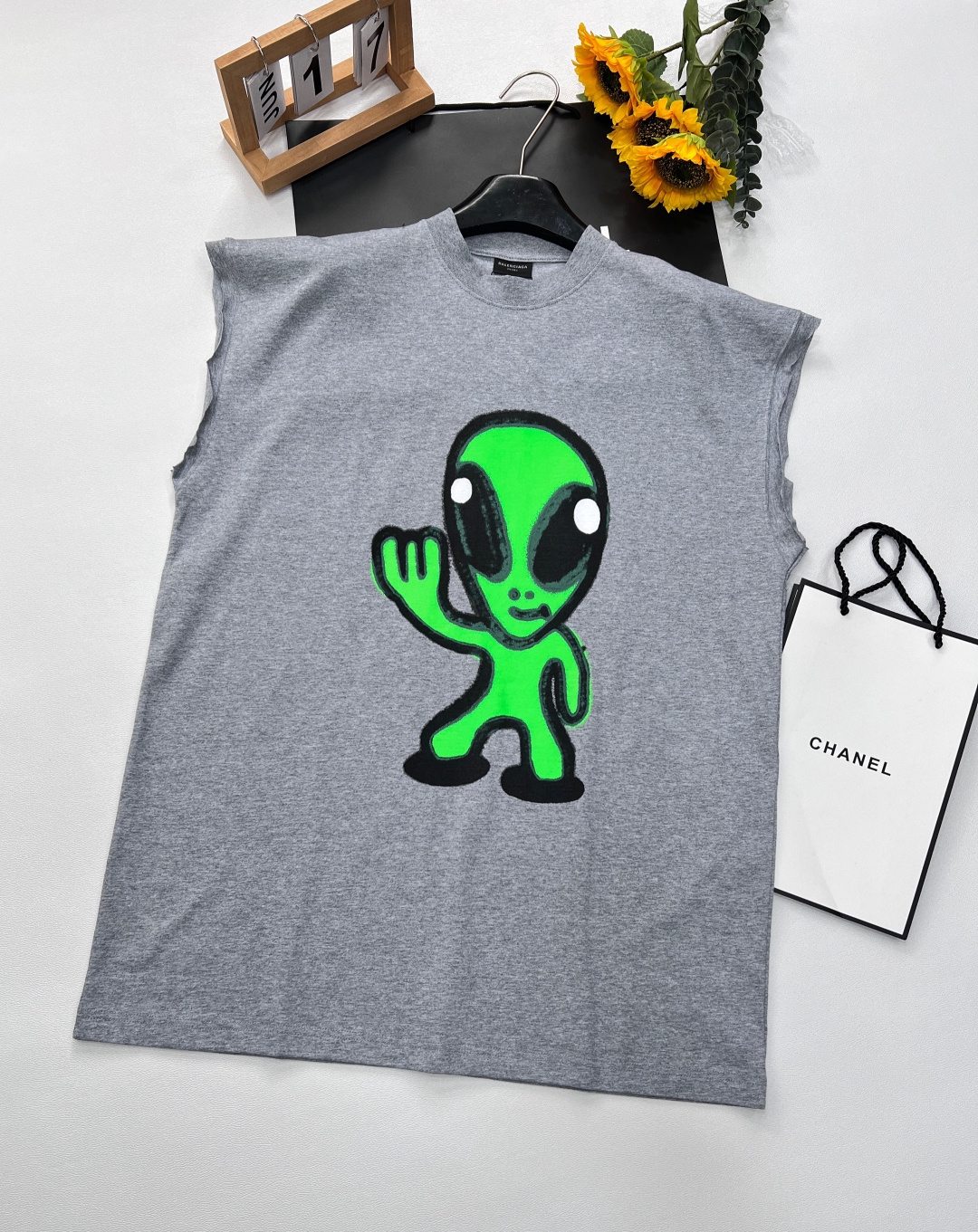 NO:327462,BALENCIAGA Limited Alien vest T-shirt Balenciaga actually has such a cute vest T-shirt | Alien who likes aliens since childhood, how could it be that they don’t buy one? The green alien T-shirt is printed on the front. This alien pattern is simply cute, like saying hello to you playfully, cute and eye-catching, who doesn’t feel moved after seeing it!  There is also a funny and funny face printed on the back. What a guy, when walking on the street, you won’t be able to turn back? That fluorescent yellow is so dazzling that it instantly becomes the focus of the crowd. The top one with a huge and beautiful upper body is considered to be our Paris top 1. Exclusively ordered weaving and dyed fabric, comfortable and soft texture, cute aliens are really eye-catching, lazy and casual, super cool upper body, fashionable and versatile, who can’t love it!  The same style as men and women!  Size xssml, balenciaga,balenciaga,tees,t-shirt,alexander wang19860909BALENCIAGA 限定款外星人背心T恤 巴黎世家竟然出了这么可爱的背心T恤｜外星人 从小就喜欢外星人宝宝的怎么可能不入手一件 前面印着绿色外星人的 T恤,这外星人图案简直萌化了,就像在跟你俏皮地打招呼,可爱又吸睛,谁看了不心动呀！还有后背印着荧光黄搞怪笑脸,好家伙,这走在街上,回头率不得爆表?那荧光黄,亮眼得不行,瞬间成为人群焦点.上身巨好看的一款 算是我们家巴黎走量的Top 1 独家订织订染布料 质感舒适柔软 可可爱爱的外星人真的很吸引眼球 慵懒随意 上身超级酷 时髦百搭 谁能不爱！男女同款 ！ 尺码xssml,,balenciaga,balenciaga,tees，t-shirt,alexander wang,Women's clothing