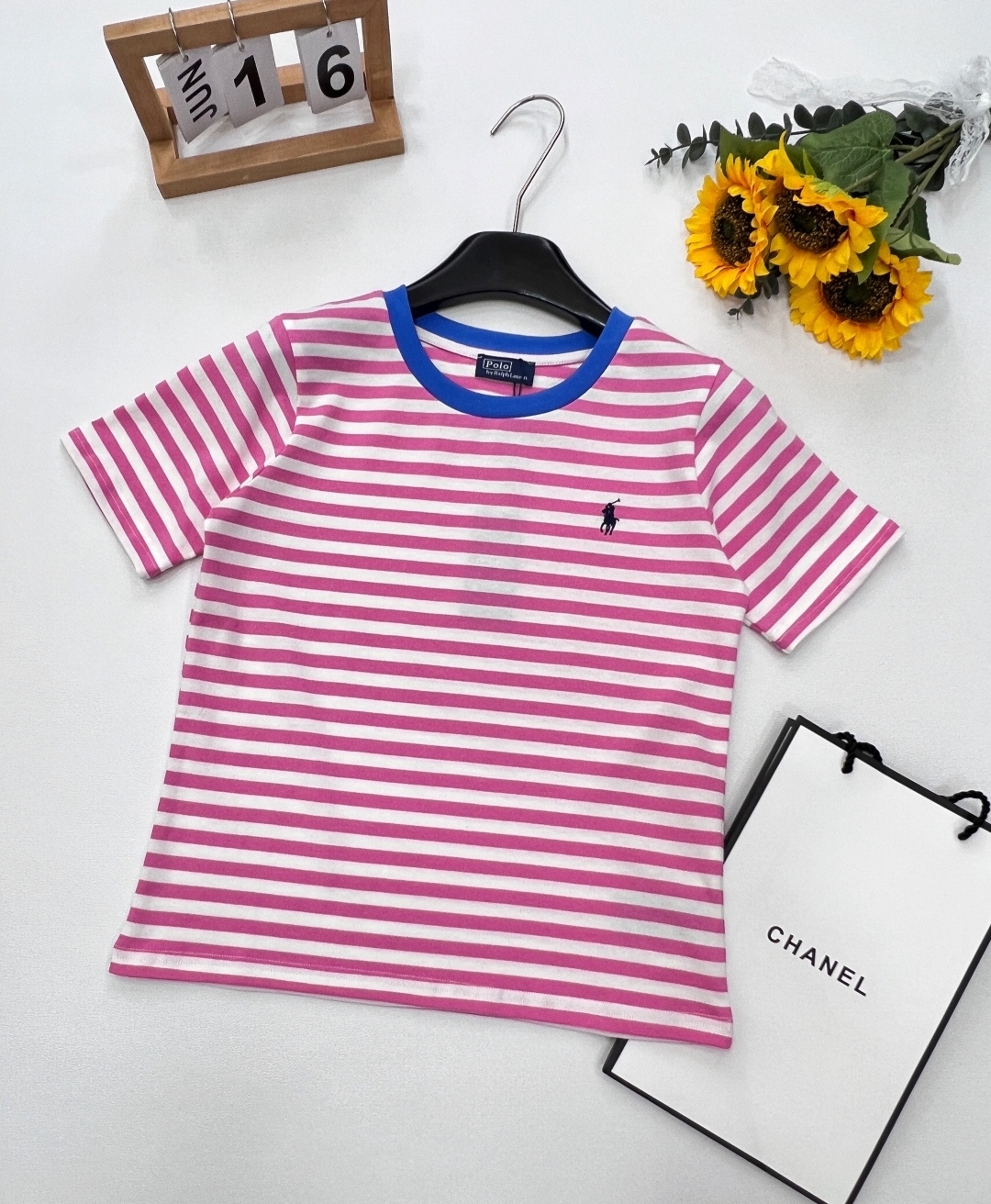NO:327452,Ralph Lauren striped pony embroidered short-sleeved T-shirt unlocks American casual style. These short-sleeved T-shirts are exquisite pony embroidered with vibrant stripes, with their signature elements eye-catching and unique. The colors are bright and bold, pink is playful and sweet, yellow is vibrant, blue and white is fresh and comfortable, suitable for a variety of styles and occasions. The collar contrast design shows ingenuity, breaking monotony and adding layering. Selected high-quality fabrics, soft and skin-friendly, breathable and sweat-absorbing, and comfortable and unbearable to wear. Whether you are walking on the street or having a casual party, you can easily become the focus and embrace the cozy American lifestyle. Three colors are complete in three sizes. Size sml,,loro pigana,T-shirt,tees,t-shirt,alexander wang19860909Ralph Lauren拉夫劳伦条纹小马刺绣短袖T恤,解锁美式休闲新风尚,这几款短袖T恤,以活力条纹碰撞精致小马刺绣,标志性元素吸睛又独特.色彩明快大胆,粉色俏皮甜美、黄色活力四射、蓝白清新自在,适配多样风格与场合.领口撞色设计,细节处彰显巧思,打破单调,增添层次感.精选优质面料,柔软亲肤,透气吸汗,贴身穿着舒适无负担,无论是漫步街头,还是休闲聚会,都能让你轻松成为焦点,拥抱惬意美式生活格调.三色出三标齐全 尺码sml,,loro piana,T-shirt,tees，t-shirt,alexander wang,Women's clothing