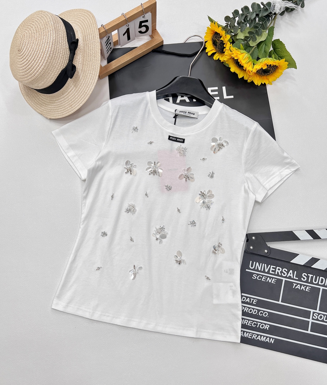 NO:327467,MiuMiu25ss Spring and Summer New Style Micro-label Beaded Sequin Flower Round Neck Short-sleeved T-shirt丨Exclusive high-end production!  Multi-craft heavy industry short-sleeved T-shirt. The classic small round neck design is simple and easy to wear. It attracts a lot of attention when walking on the street!  The whole piece has a very summery taste. The youthful and energetic feeling is very nice to match casually!  Three-standard large-scale goods are available in size sml, miumiu, T-shirt,tees, t-shirt,alexander wang19860909MiuMiu25ss春夏新款 微标串珠亮片花朵圆领短袖T恤丨独家高版出品！多工艺重工短袖T恤 经典的小圆领设计简洁好穿 走在街上吸睛度满分！整件就是很夏天的味道 青春又活力的感觉随意搭配就很nice！三标齐全大货出 尺码sml,,miumiu,T-shirt,tees，t-shirt,alexander wang,Women's clothing